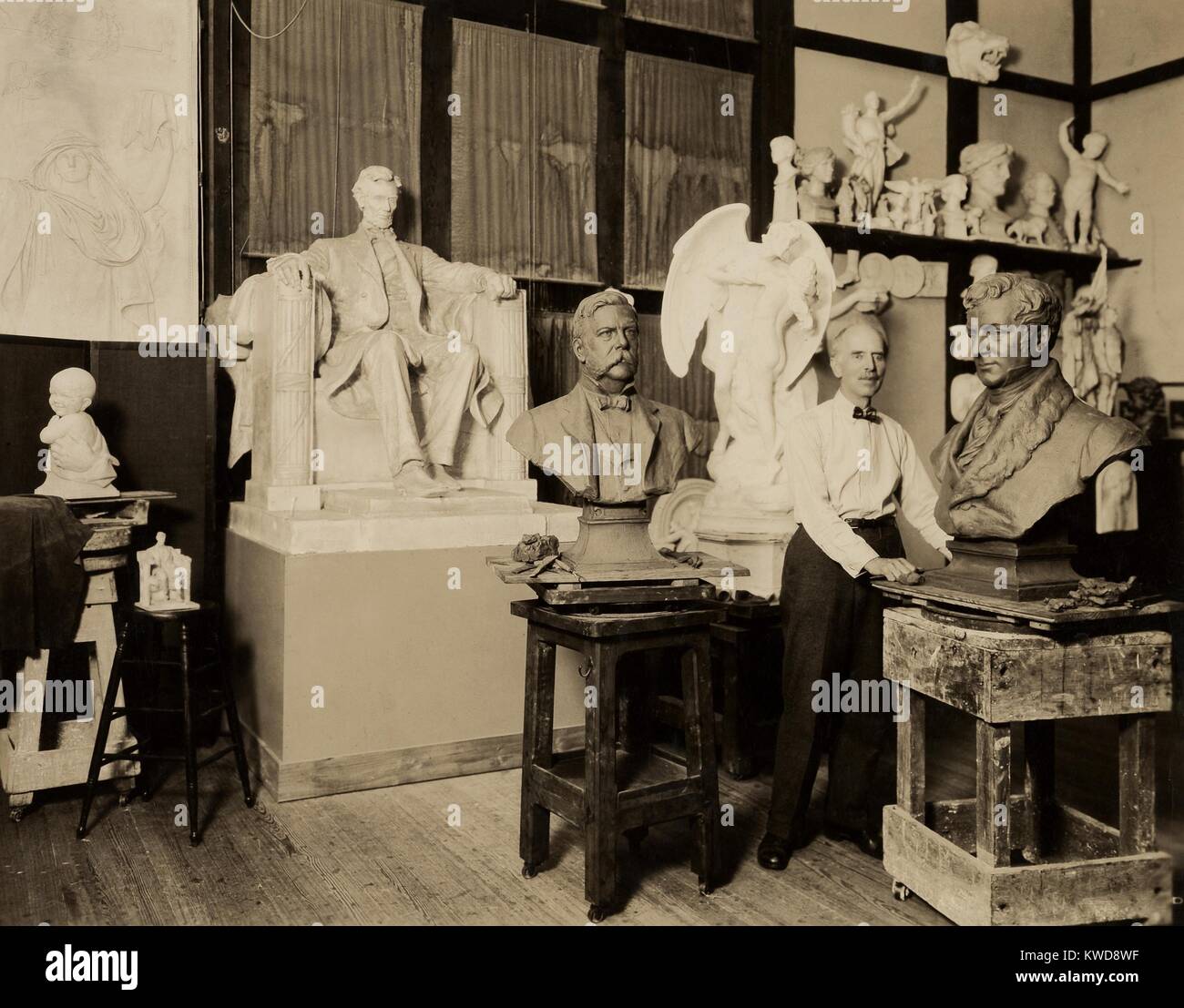 Daniel Chester French in seinem Studio in Pittsfield, Massachusetts, C. 1920. Ein gipsmodell der Lincoln Memorial wird angezeigt. Zwei neue Werke in Ton, einschließlich einer Büste von George Westinghouse (hinter dem Künstler) (BSLOC 2016 8 134) Stockfoto