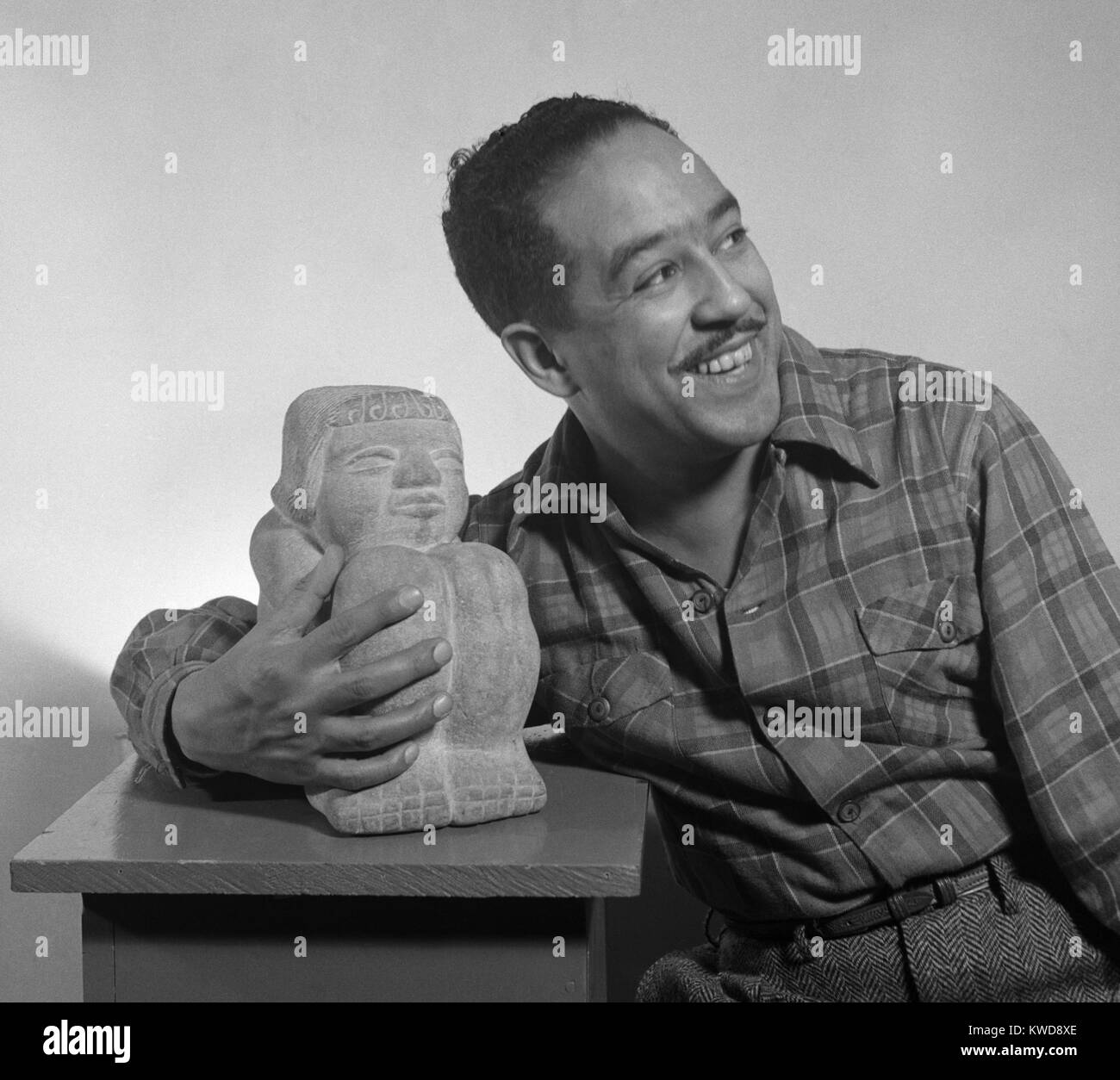 Langston Hughes, Harlem Renaissance Dichter, Schriftsteller und Dramatiker. Er schrieb über die afrikanische amerikanische Erfahrung mit race Bewusstsein und ethnische Solidarität. 1943 Foto von Gordon Parks (BSLOC 2016 8 144) Stockfoto