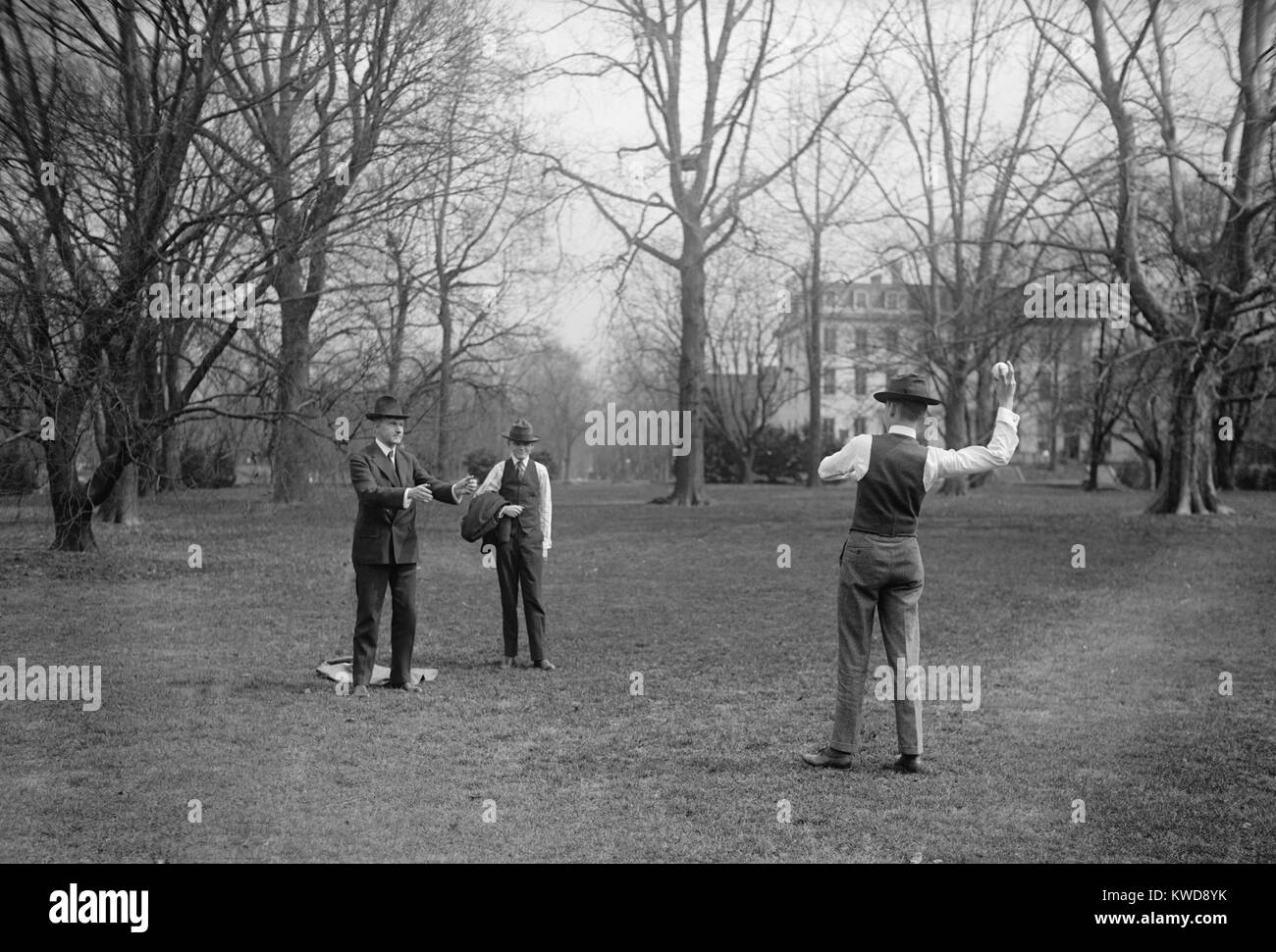 Vice Präsident Calvin Coolidge einen Baseball werfen mit seinen Söhnen, Johannes (werfen) und Calvin, Jr. Ca. 1921-23. (BSLOC 2015 16 22) Stockfoto
