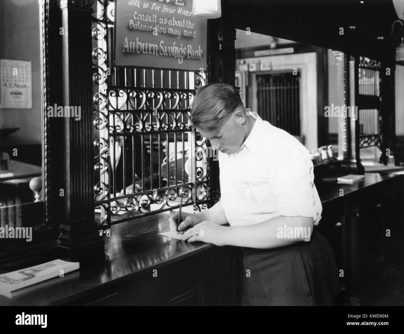 Kunden befürwortet eine Überprüfung an der Auburn, Maine Sparkasse 1929 (BSLOC 2016 8 23) Stockfoto