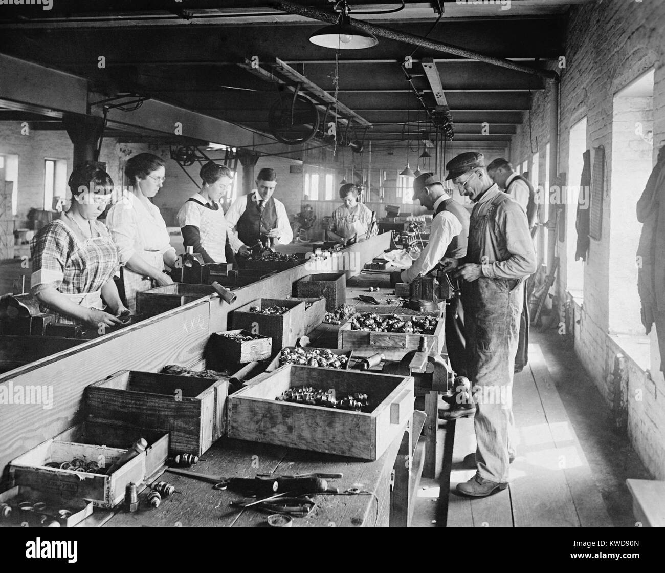 Männer und Frauen, die auf einem Fließband in der Express Zündkerze Co.Ca. 1920, im Raum Washington, D.C. (BSLOC 2015 16 229) Stockfoto