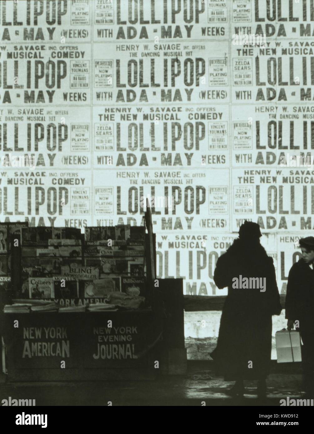 Wand von Plakaten die musikalische Komödie "Lollipop" mit Ada kann Wochen, C. 1924. Ein zeitungskiosk zeigt populären Zeitschriften im Vordergrund. Foto von Ralph Steiner (BSLOC 2016 8 27) Stockfoto