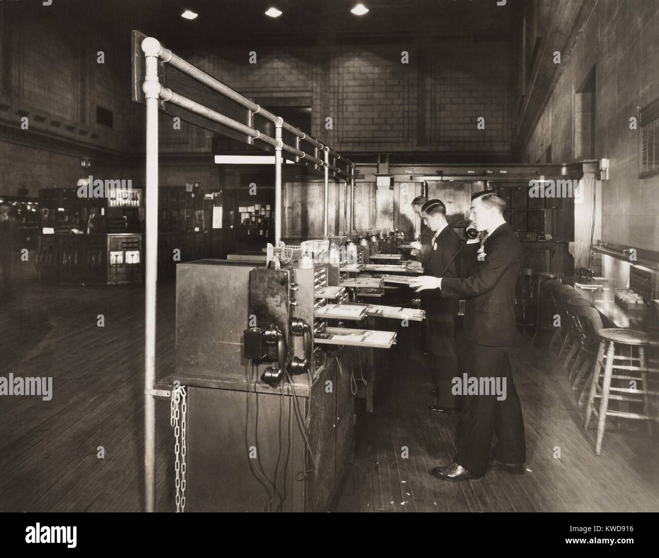 Männer an der Arbeit bei der Post 30, auf dem Parkett der New York Stock Exchange, November 7, 1932 (BSLOC 2016 8 29) Stockfoto