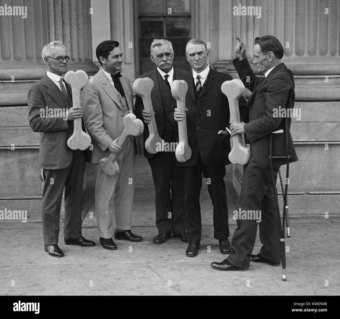 Der Kongressabgeordnete William Upshaw, von anderen' Männer Bone Dry'holding Knochen Requisiten an der U.S. Capitol. Upshaw, der "ryest der Drys', lief für Präsident für das Verbot der Partei im Jahr 1932 (BSLOC 2016 8 66) Stockfoto