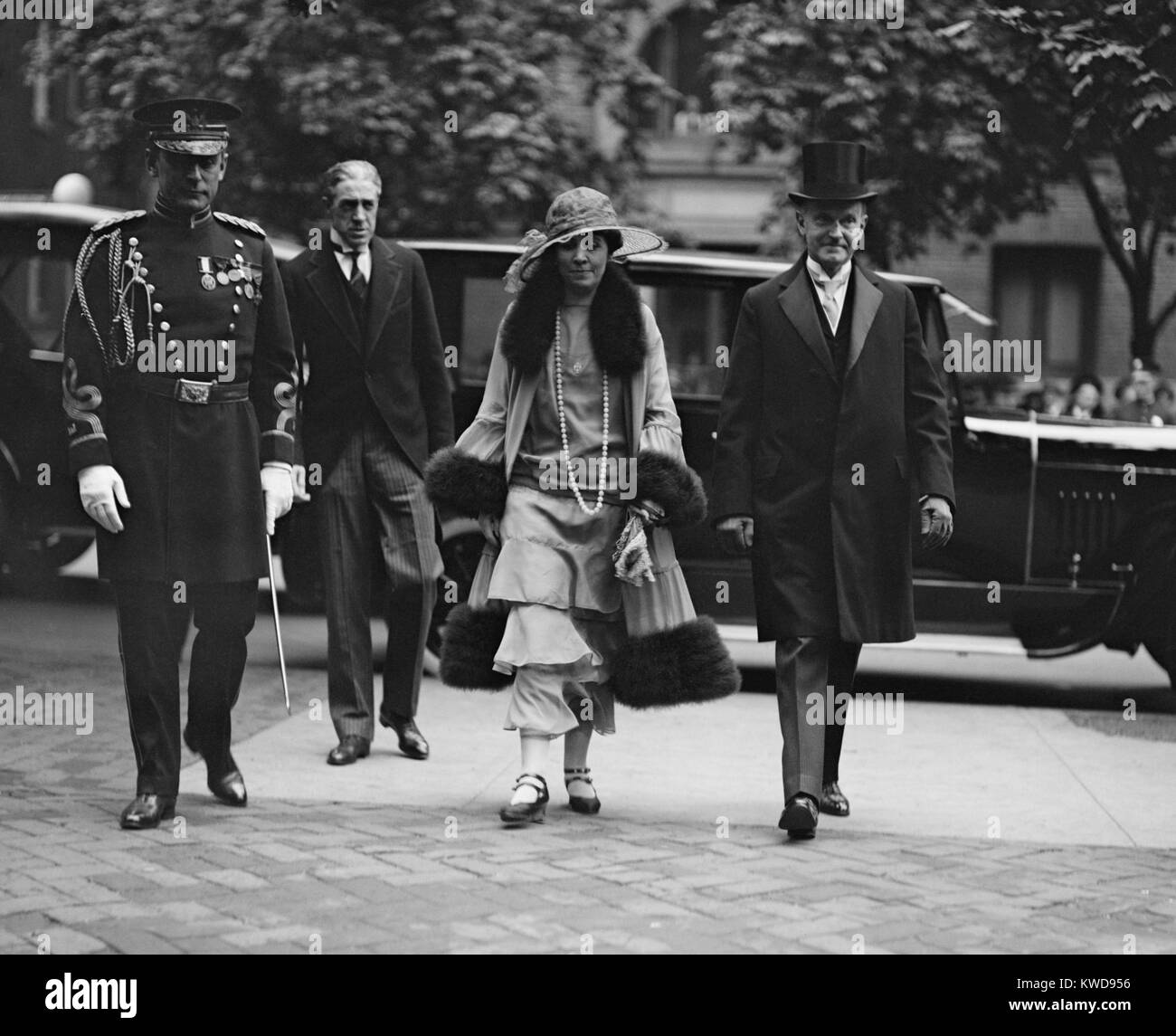 Präsident Calvin Coolidge und First Lady Grace Coolidge kommen zu einer Hochzeit, 14. Mai 1924. Die Tochter der Landwirtschaft Staatssekretär Henry C. Wallace, Mary, mi Charles Bruggmann, ein Schweizer Diplomat. (BSLOC 2015 16 36) Stockfoto