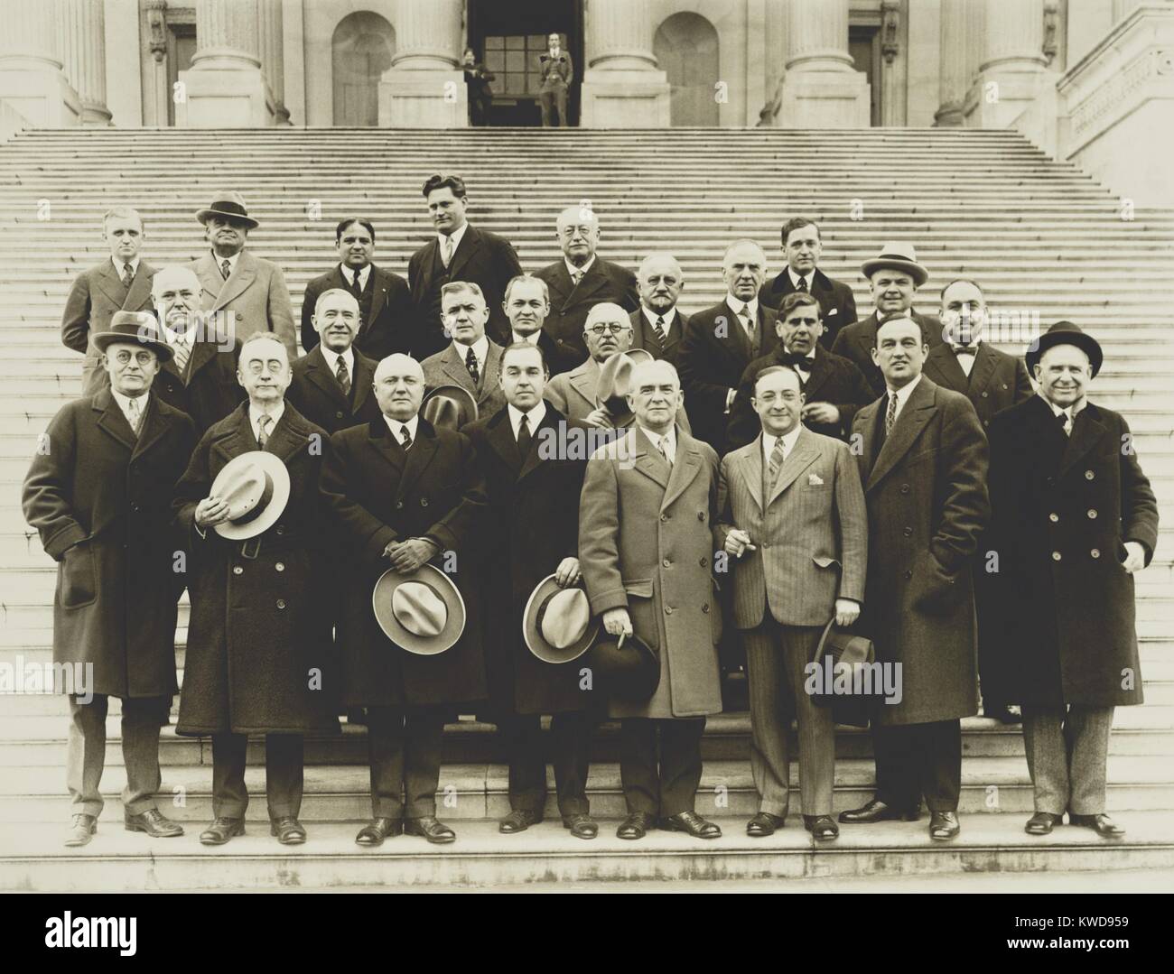 24 der 61 "Nass" kongressabgeordnete auf dem Kapitol Schritte. Mit ihrem Führer, Maryland John Phillip Hill, (vorne, 4. von links), trafen sie anti-Verbot Rechtsvorschriften, c. zu planen 1921-27 (BSLOC 2016 8 72) Stockfoto
