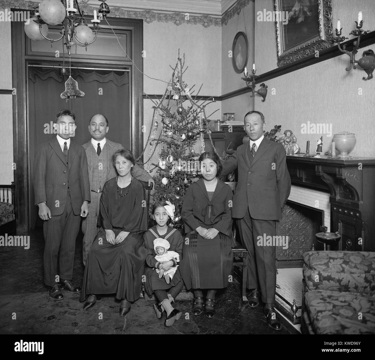 Ostasiatische Familie mit Weihnachtsbaum in Ihrem Haus in Washington, D.C. in 1921-22. Die gut gekleideten Gruppe befinden sich in einem geräumigen Hübsch eingerichtete Ferienwohnung (BSLOC 2016 8 91) Stockfoto