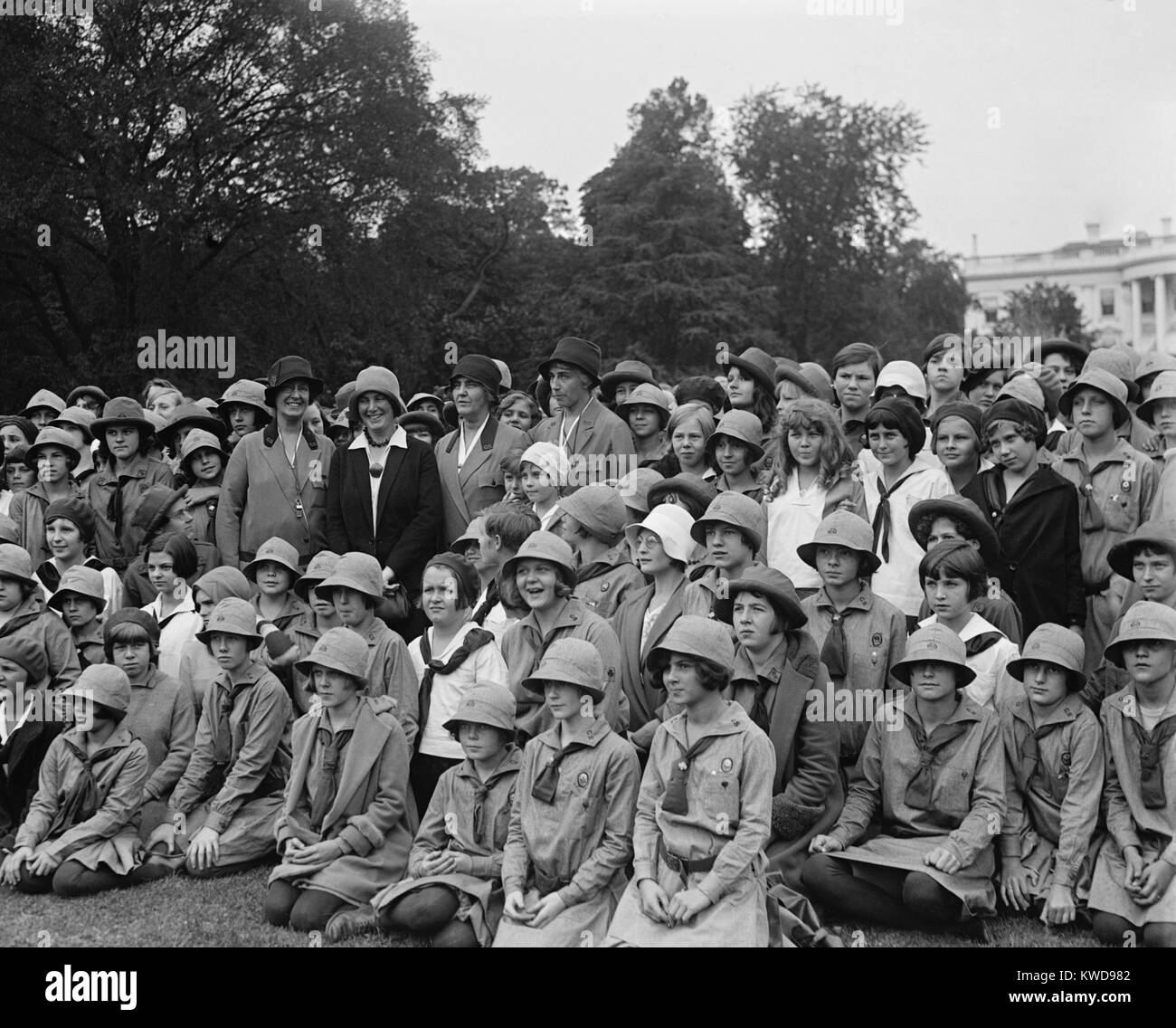 Girl Scouts versammelten sich um Lou Henry Hoover und ihren britischen Gast, Ishbel Allan MacDonald. Oktober 5, 1929. MacDonald, der Tochter von besuchen Ministerpräsident Ramsey MacDonald, trägt einen dunklen Blazer mit stilvollen, modernen Schmuck. Die First Lady ist bei MacDonald's Links. (BSLOC 2015 16 60) Stockfoto