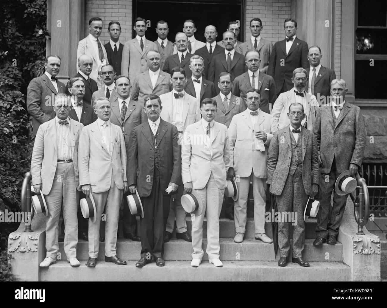 Herbert Hoover mit leitenden Mitarbeitern der US-Regierung während des Zweiten Weltkrieges 1, 1917. Ray Lyman Wilbur (Bow Tie hinter Hoover) diente als Leiter der Abteilung Naturschutz und Interieur Sekretärin geworden während der Hoover Vorsitz, 1929-33. (BSLOC 2015 16 66) Stockfoto