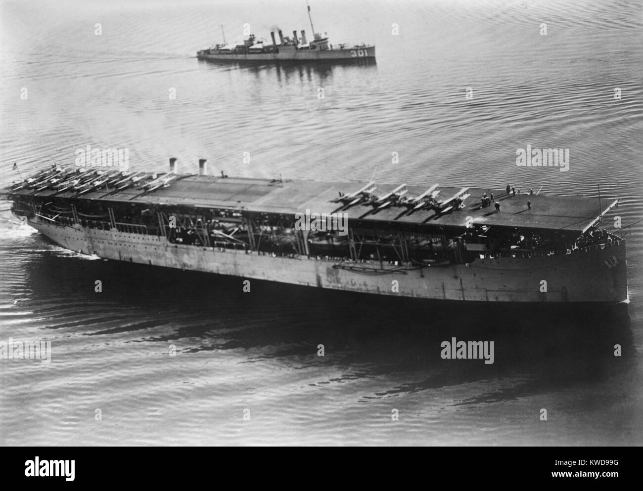 USS Langley, erster Flugzeugträger der US Navy, wurde am 20. März 1922 in Auftrag gegeben. Auf Deck zwei 'ersten' aufgetreten ist: Das erste Flugzeug war von einem Betreiber katapultiert; und das erste Flugzeug, das auf einem Schiff zu Land (BSLOC 2016 10 105) Stockfoto