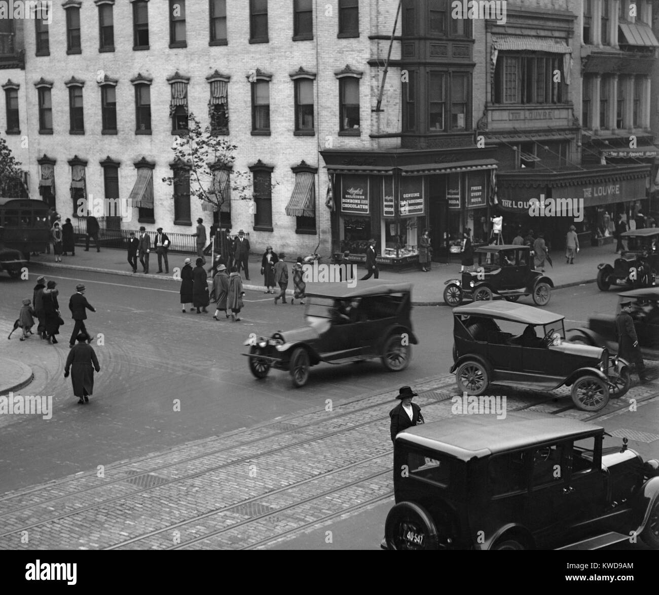 Washington, D.C. Schnittpunkt mit Autoverkehr und Fußgänger im Jahr 1924. Verkehrszeichen wurden zuerst in der Mitte-1910 s installiert, aber noch nicht auf diesem Washington, D.C. Lage ankommen (BSLOC_2016_10_118) Stockfoto