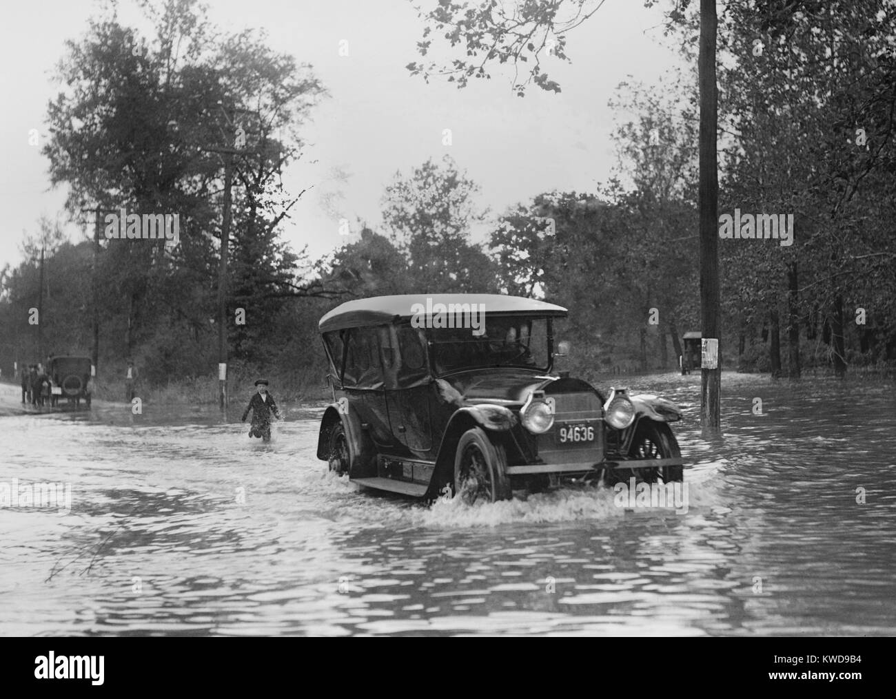 Autos fahren durch Hochwasser in Bladensburg, Maryland, 13. Mai 1921 (BSLOC 2016 10 123) Stockfoto
