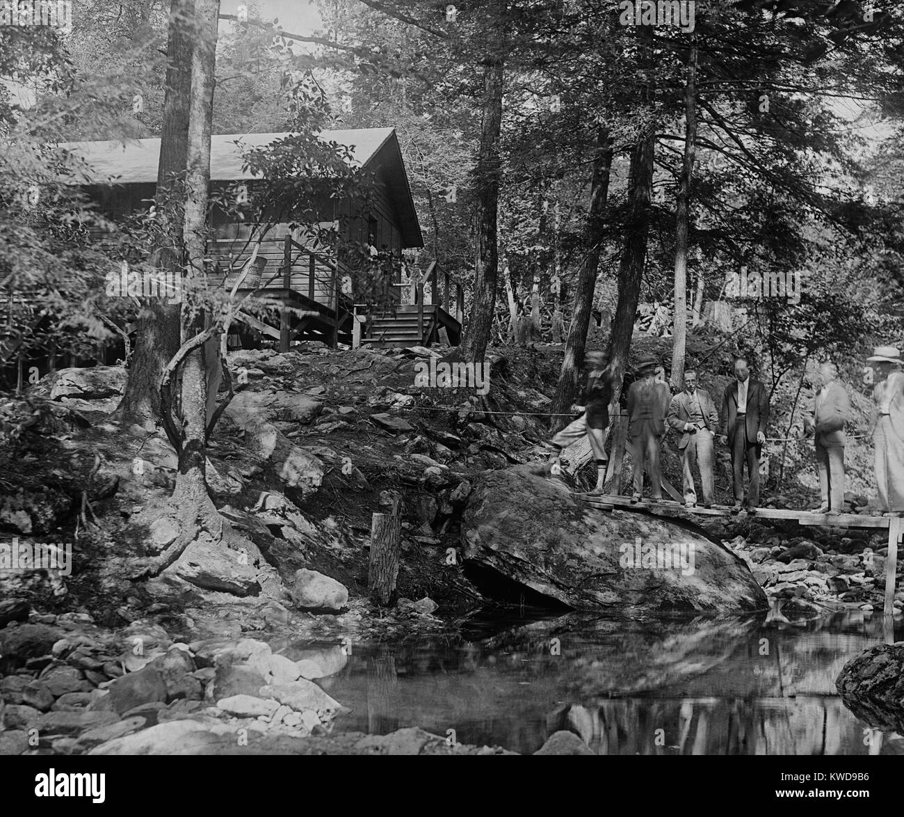 Präsident Herbert Hoover Camp auf dem rapidan River, 17. August 1929. Die Planung und der Bau der Fahrerkabine Präsident, genannt das braune Haus, wurde von der First Lady Lou Henry Hoover beaufsichtigt. (BSLOC 2015 16 89) Stockfoto