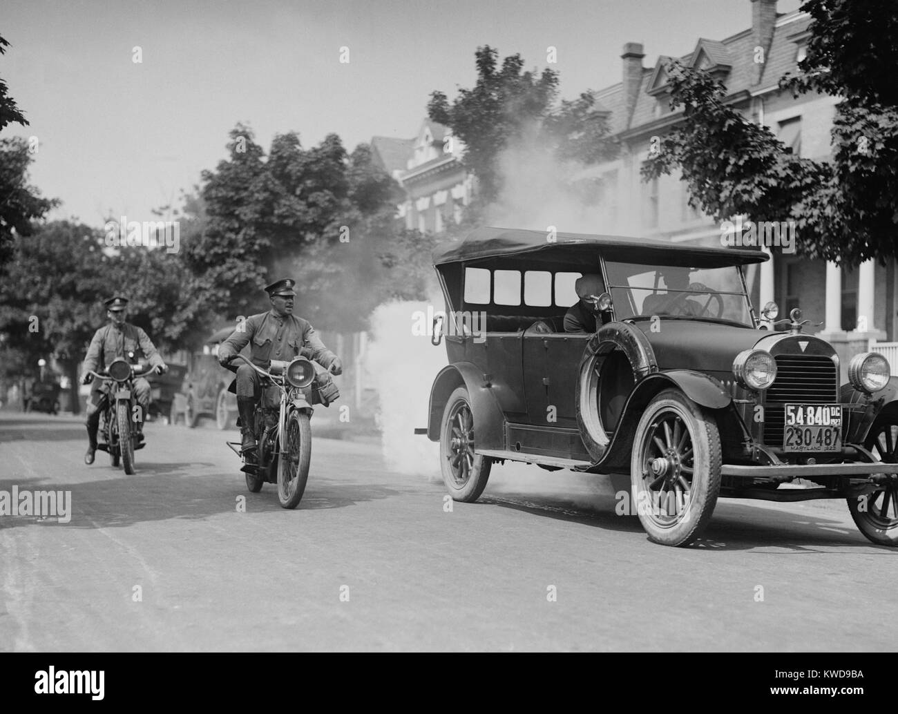 Polizei auf Motorrädern ein Auto mit schwerem Rauch, Washington, D.C., Sept. 1, 1923 (BSLOC 2016 10 126) Stockfoto