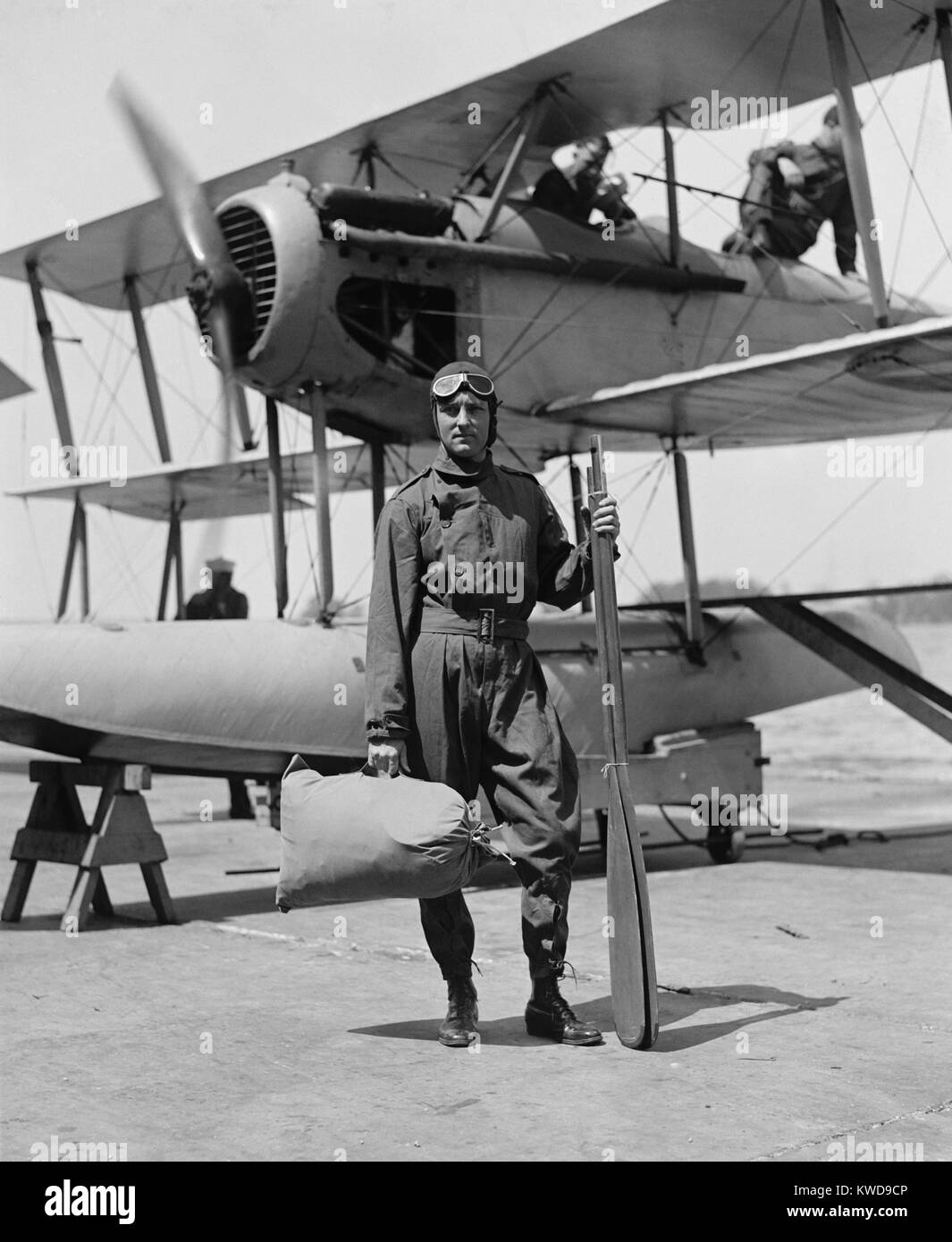 Admiral Richard Evelyn Byrd, die eine Tasche mit einem Gummi leben Boot, 27. April 1925. Byrd war ein amerikanischer Pilot und Polarforscher, der Ruhm mit seinem Nordpol Flug 1926 mit Floyd Bennett (BSLOC 2016 10 140) Stockfoto