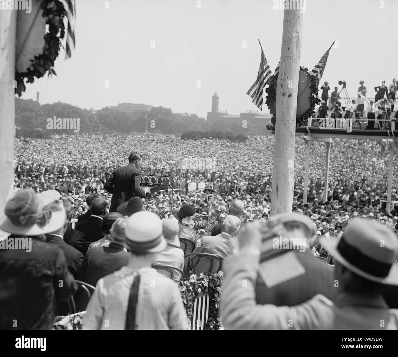 Charles Lindbergh Adressen eine riesige Masse, die am Washington Monument, 11. Juni 1927. Seine Adresse, die über das Radio ausgestrahlt. Hinweis Die kameraleute in einem erhöhten stand auf der rechten Seite (BSLOC 2016 10 155) Stockfoto