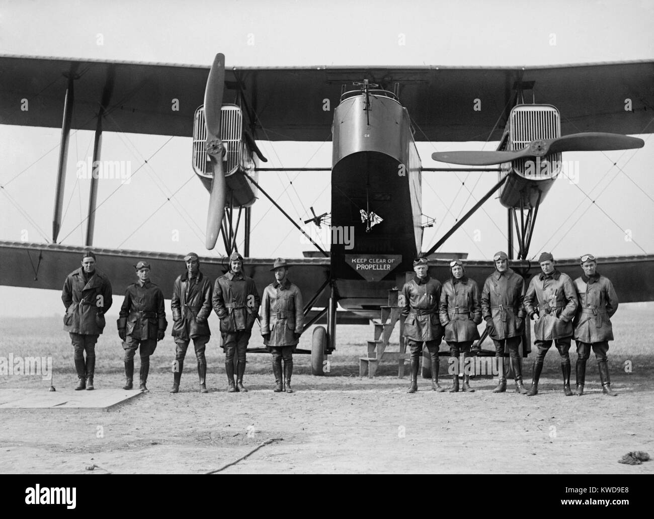 Britische Handley Page Transport bi-Ebene am Bolling Field, Ca. 1921. Es war eine frühe Bomber von Großbritannien während WW1 verwendet und war eine der größten in der Welt. In Friedenszeiten war es wieder eingebaut, Post und Passagiere zu befördern (BSLOC 2016 10 160) Stockfoto