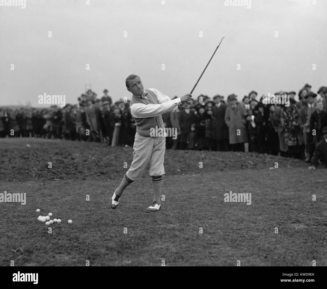 Amerikanischer professioneller Golfspieler Gene Sarazen spielen vor einer Masse von Zuschauern, Dez. 9, 1922. Im Alter von 20 Jahren, Sarazen gewann seinen ersten großen Meisterschaften 1922: USA und PGA Meisterschaft. (BSLOC 2015 17 118) Stockfoto
