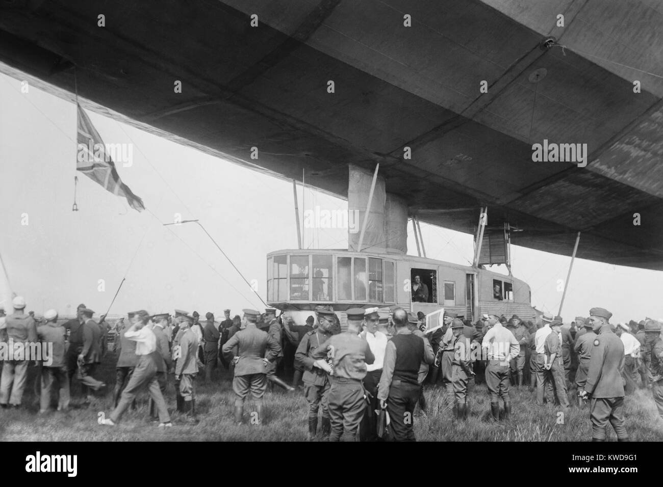 R-34 Pilot House Landung in Mineola, Long Island, nach Abschluss von Ost nach West Atlantic Flug. Nach der ersten Luftschiff Überquerung des Atlantiks gegen die vorherrschenden Winde, stellte sie eine andere Aufzeichnung durch die Rückkehr zu Großbritannien, die ersten zwei weg Kreuzung (BSLOC 2016 10 173) Stockfoto