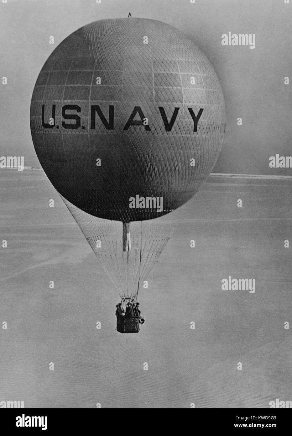 U.S. Navy Ballon floating mit einer Gondel halten mehrere Männer, Sept. 1, 1923 (BSLOC 2016 10 174) Stockfoto
