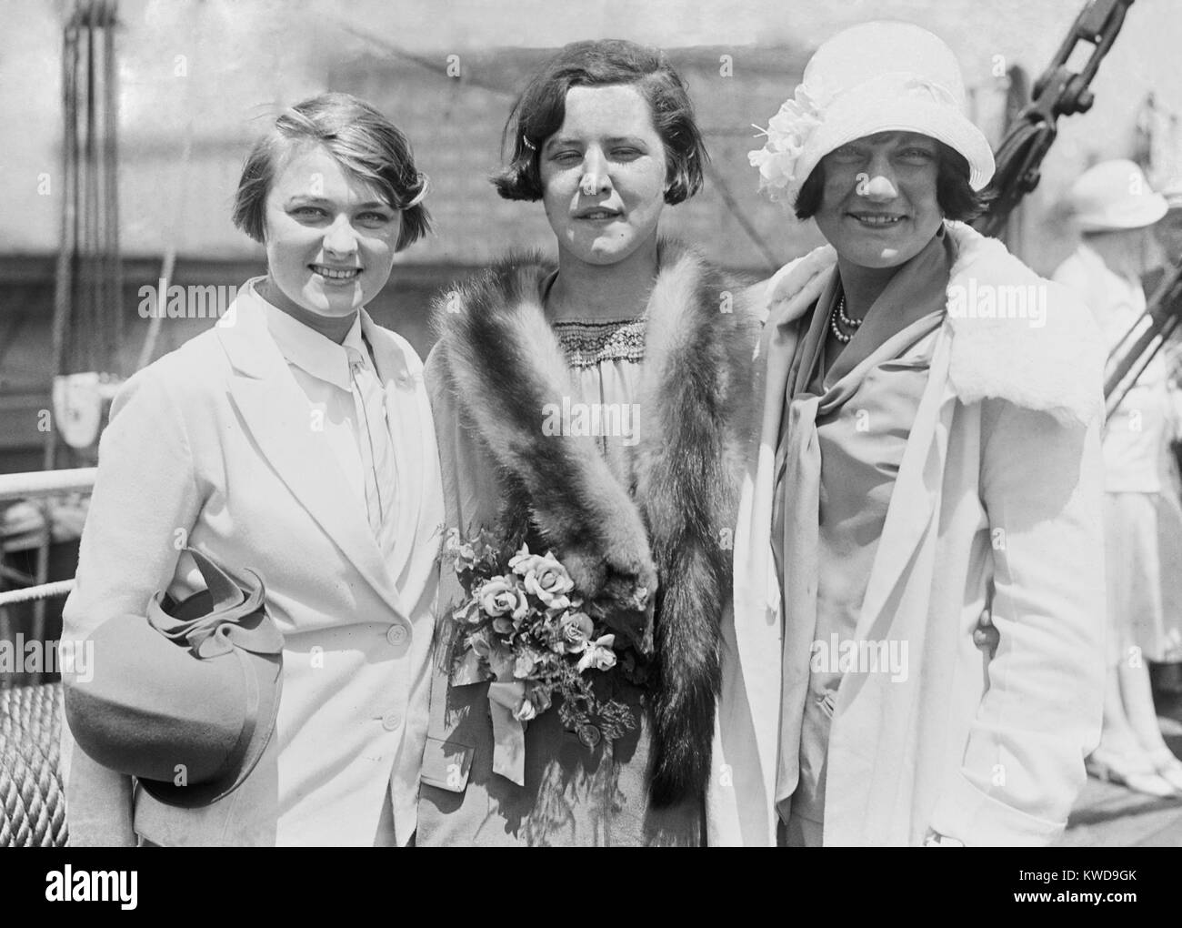 1924 Olympiasieger Aileen Riggin, Gertrude Ederle, und Helen Wainwright. Riggin gewann den silbernen Metall im Kunstspringen und Bronze im 100-Meter Rücken. Ederle gewann Gold für die 4×100 Meter Freistilstaffel. Wainwright gewann die Silbermedaille im 400-Meter-freistil. (BSLOC_2015_17_137) Stockfoto