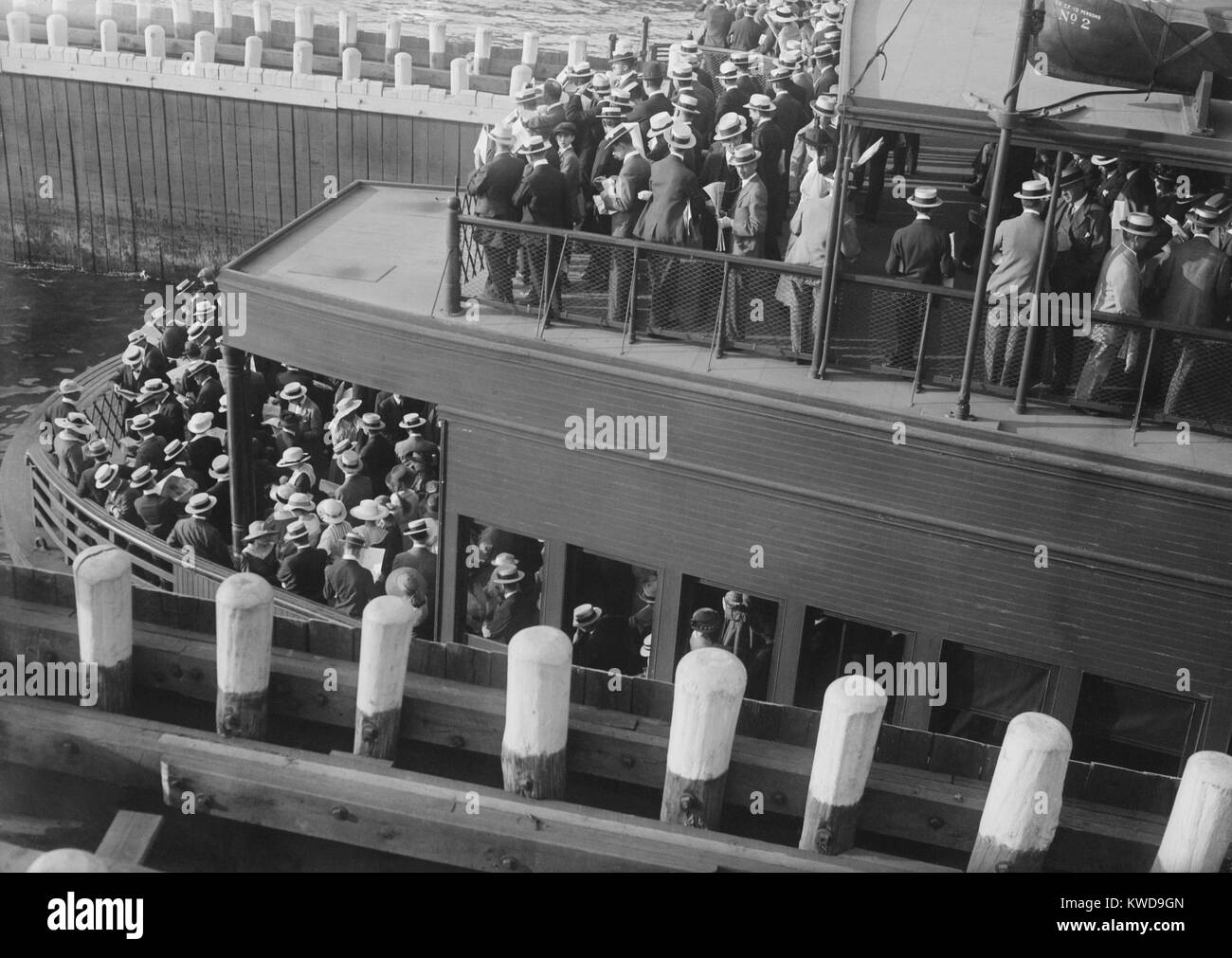 Pendler auf einer Fähre in eine 'Schlupf', 1915-20. Pendler verwendet Fähren von New Jersey, Brooklyn und Staten Island zu Reisen nach Manhattan (BSLOC 2016 10 181) Stockfoto