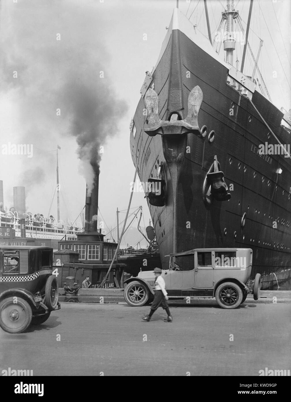 Der ozean Liner "Leviathan" an einem New York City Pier, C. 1920er-Jahre. Sie war ursprünglich die deutsche Fahne Passagierschiff 'Vaterland', wurde aber als Troop Transport von April 1917-1919 beschlagnahmt. Sie blieb in politischen Schwebezustand von 1919 bis 1922, als sie in die größte und schnellste Schiff der US-Handelsmarine modernisiert (BSLOC_2016_10_182) Stockfoto