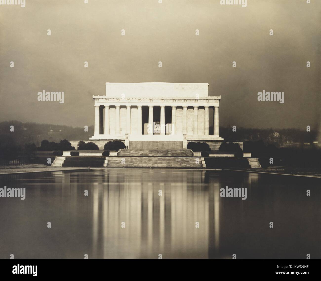 Lincoln Memorial und einen reflektierenden Pool ein Jahr nach der Einweihung, 2. Mai 1923. Der Architekt war Henry Speck. Daniel Chester French, die Statue von Abraham Lincoln, die durch die Brüder (Piccirilli BSLOC 2016 10 190) geschnitzt wurde Stockfoto