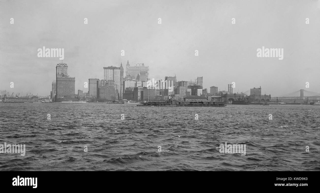Südspitze der Insel Manhattan von einem sich nähernden Boot im Hafen gesehen, C. 1920 (BSLOC 2016 10 204) Stockfoto