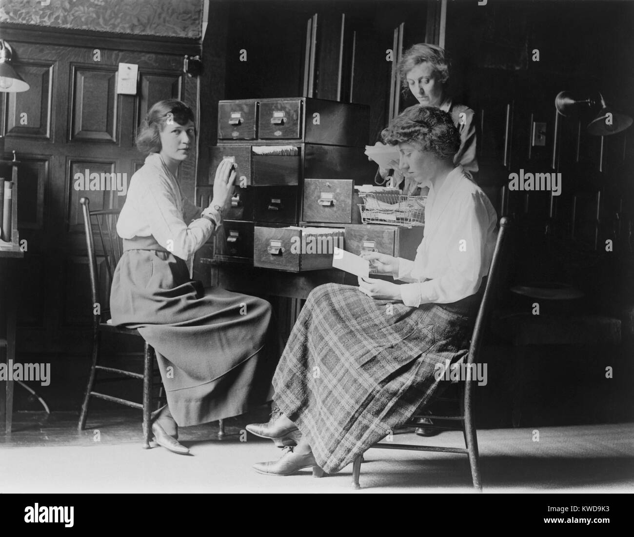 Drei junge Frauen in der Zentrale der Partei der Nationalen Frau in Washington, D.C., C. 1917-1921. Sie arbeiten mit Karteikarte Dateien am nationalen Sitz (BSLOC 2016 10 206) Stockfoto