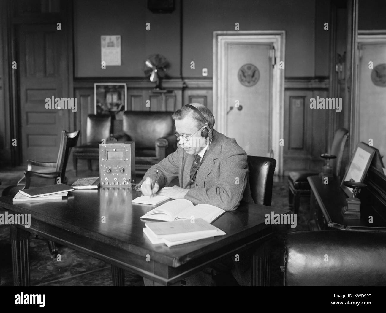 Postmaster General Hubert Arbeit Hören zu einem Radio in seinem Büro, 9. März 1922. Er diente auch als Innenminister von 1923 bis 1928, sowohl für Präsident Warren Harding und Calvin Coolidge (BSLOC 2016 10 53) Stockfoto
