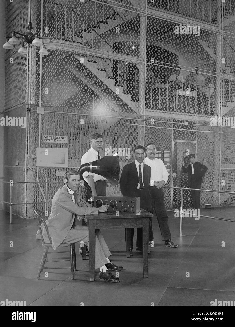 Gefangene in einem Gefängnis Washington D.C. Nähe hören zu einer Radiosendung im Jahre 1922. Ein Horn Lautsprecher Projekte der Sound (BSLOC 2016 10 56) Stockfoto