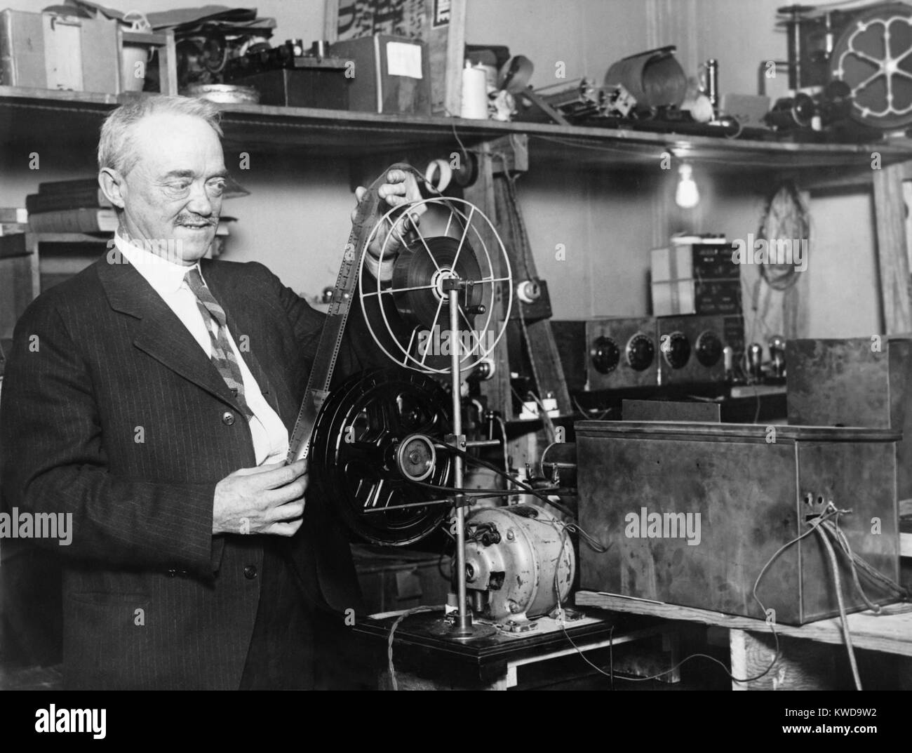 Charles Francis Jenkins, US-amerikanischer Erfinder, Ingenieur- und TV-Pionier. Er ist die Prüfung der Apparate motion pictures von Radio 1928 ausgestrahlt, aka televison (BSLOC 2016 10 8) Stockfoto