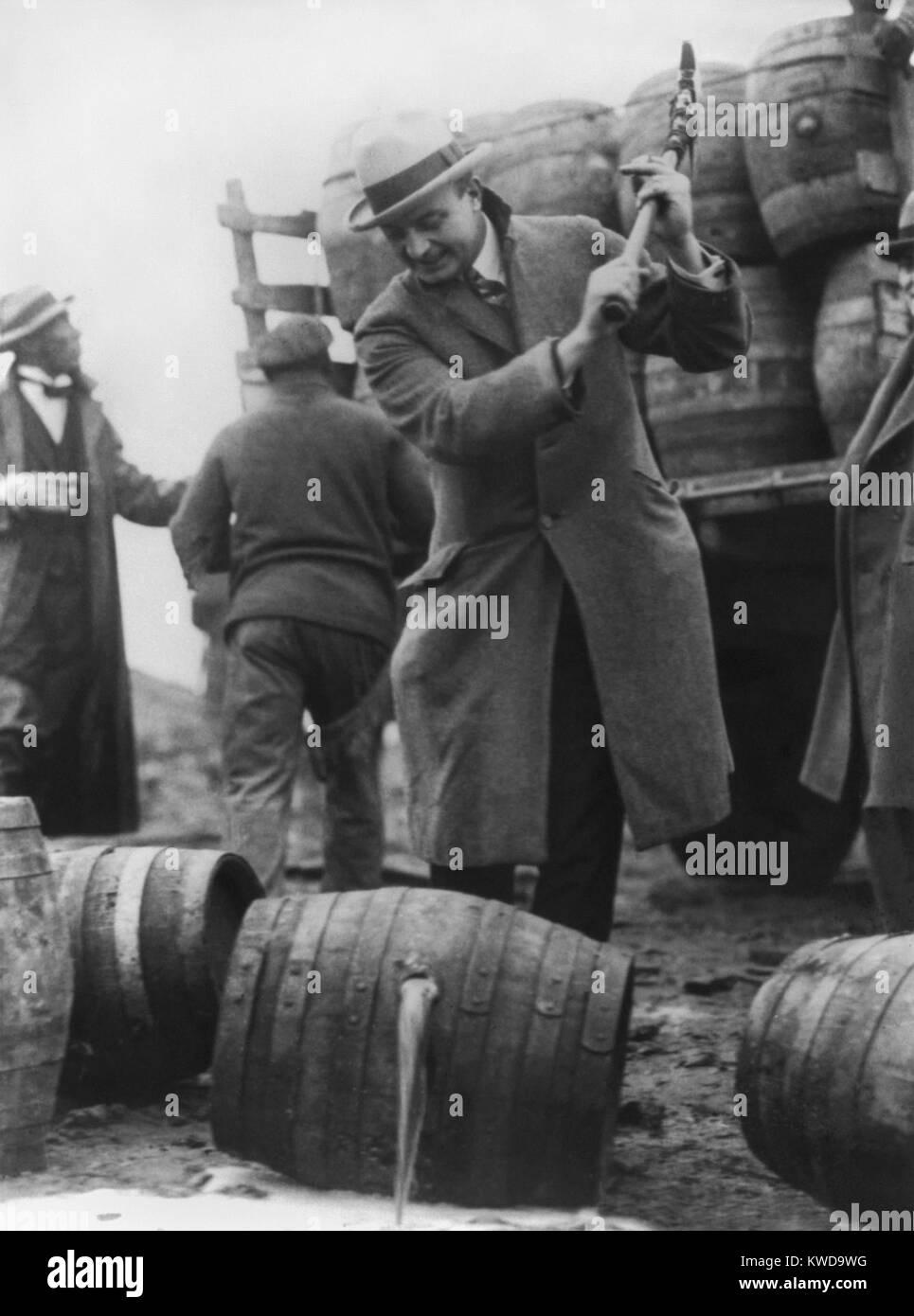Bier fließt in den Schuylkill River in Philadelphia, als bierfässern durch eine Axt, 1924 zerstört werden. Schwingende das Verbot ax ist die öffentliche Sicherheit Direktor, ehemaliger WW1 Marine Allgemeine, Smedley D. 'uckboards' Butler (BSLOC 2016 10 85) Stockfoto