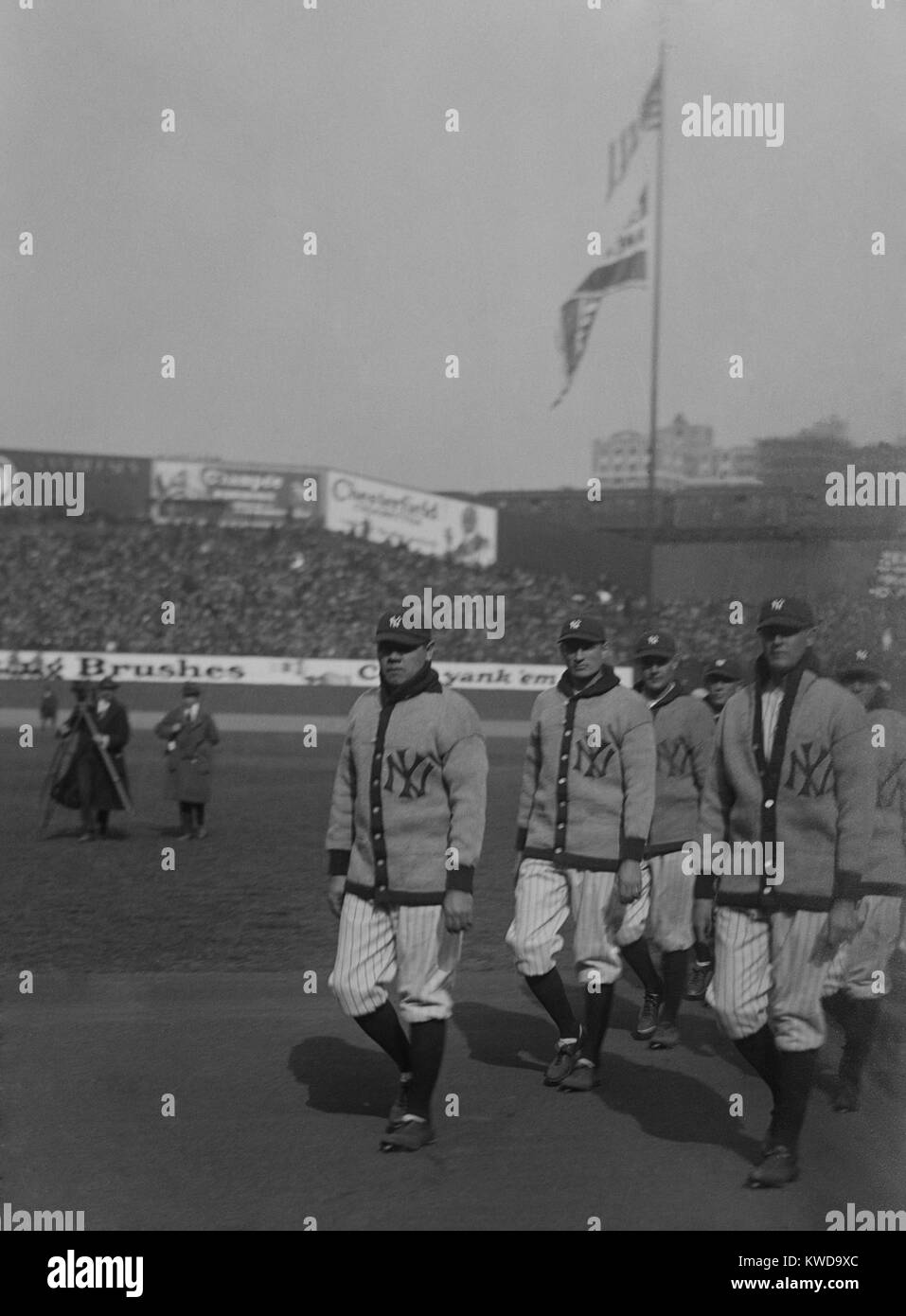 Babe Ruth und Mannschaftskameraden bei der Eröffnung der Saison im Yankee Stadium, 18. April 1923 marschieren. (BSLOC 2015 17 23) Stockfoto