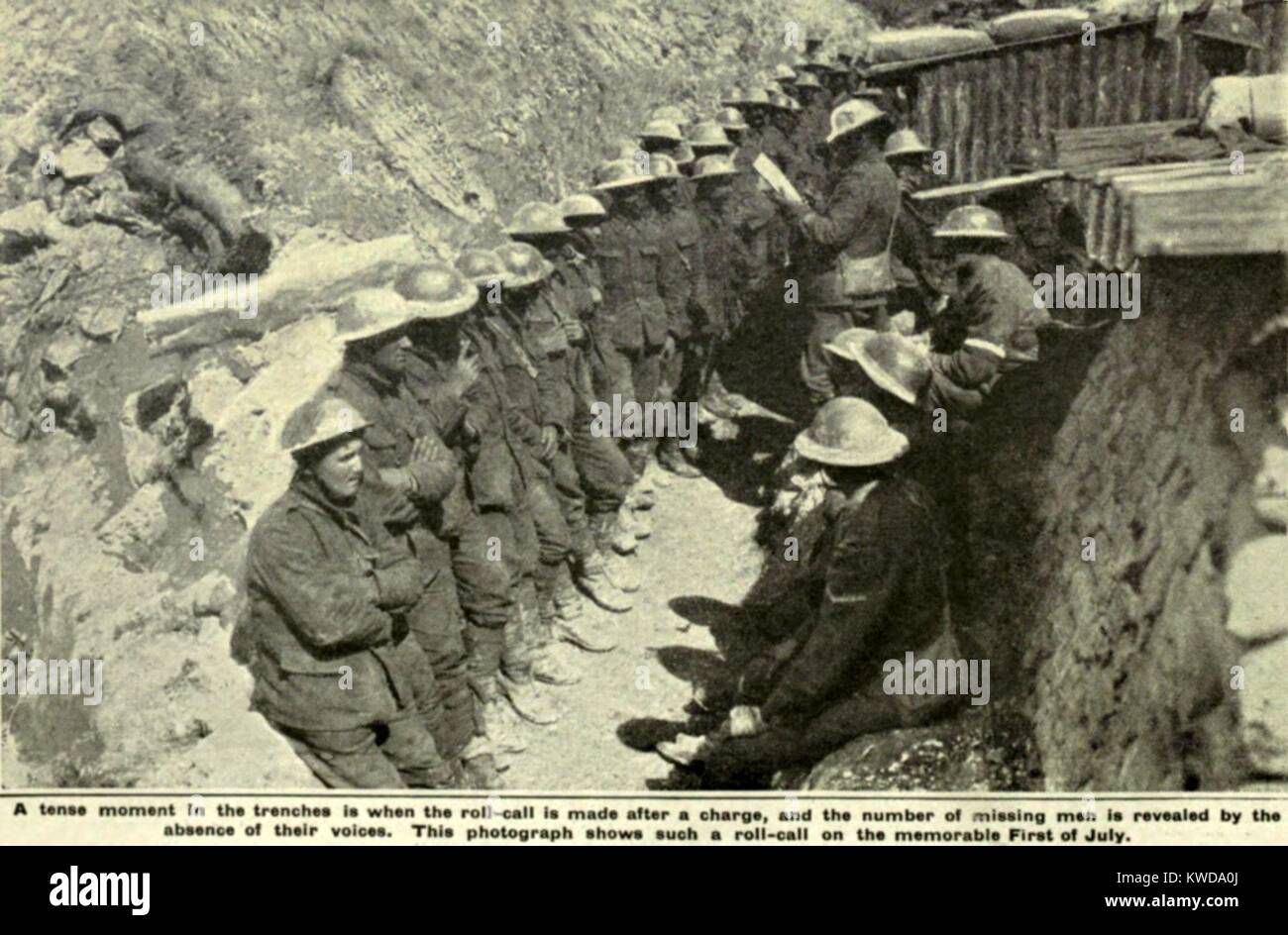 Weltkrieg 1. Somme Offensive. Ein britischer Offizier nimmt Namentliche nach seiner Einheit aus ein Angriff auf den ersten Tag der Schlacht an der Somme, Juli 1, 1916 zurückgekehrt ist. Es war der blutigste Tag in der Geschichte der britischen Armee, wenn 57,470 Männer Opfer geworden, von denen 19,240 getötet oder von Wunden gestorben waren. (BSLOC 2013 1 115) Stockfoto