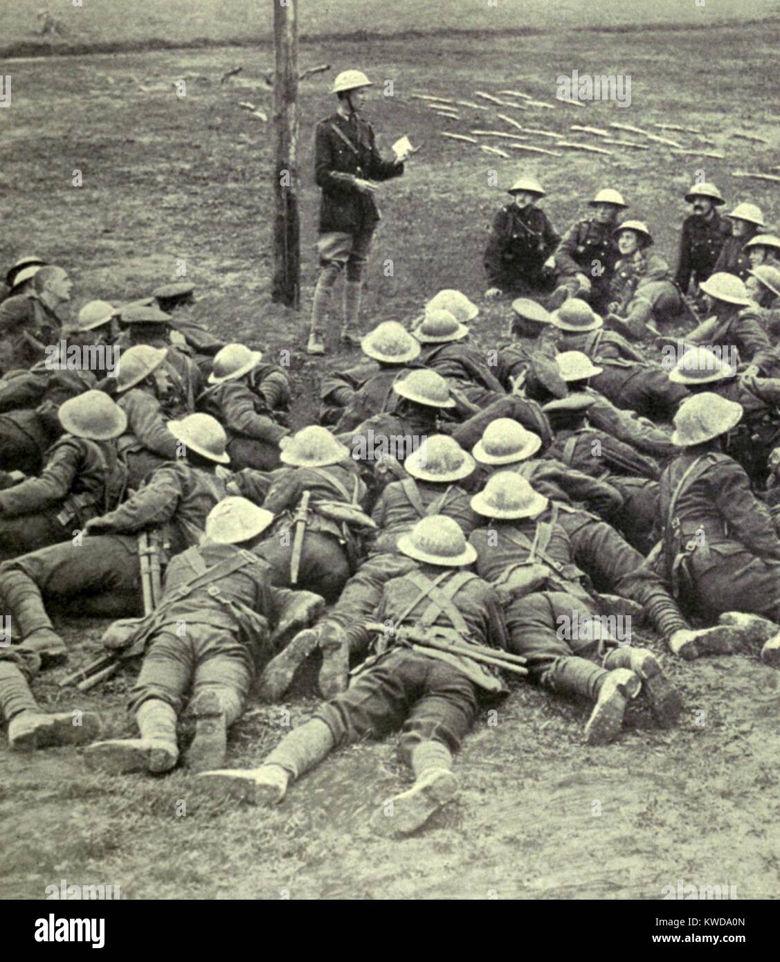 Weltkrieg 1. Somme Offensive. Ein kanadischer Offizier und Soldaten letzte Anweisungen, bevor Sie in die Schlacht am 1. Juli 1916 zu gehen. Es Der erste Tag der Alliierten offensive rief dann die Große Drücken, jetzt bekannt als die Schlacht an der Somme. (BSLOC 2013 1 116) Stockfoto