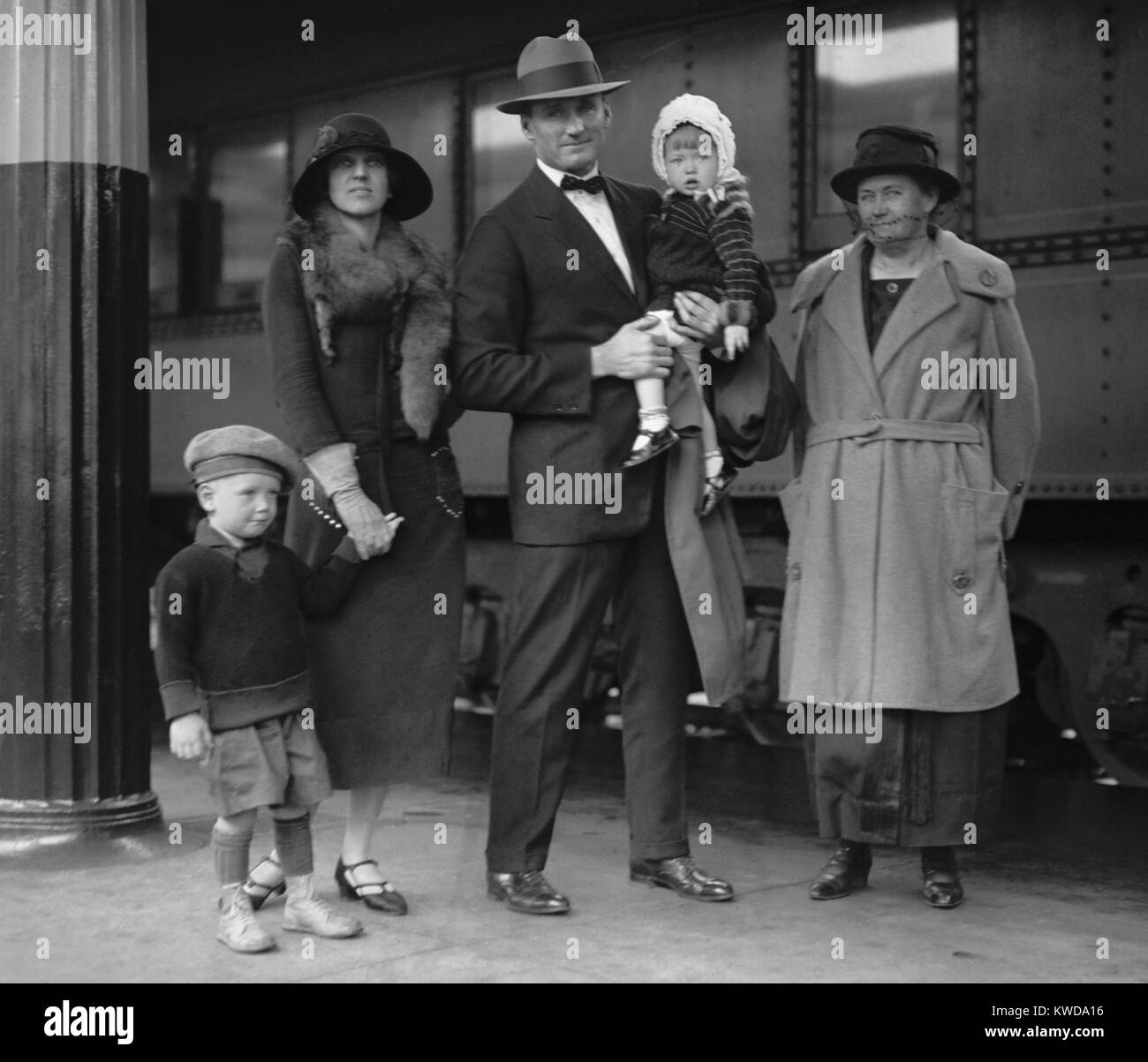Star Krug Walter Johnson mit seiner Frau, seiner Mutter und Kindern an der Union Station, Sept. 30, 1924. Innerhalb von Wochen, die Washington Senatoren Sternkrug würde seine Mannschaft zum Sieg der World Series gegen die New York Giants führen. (BSLOC 2015 17 39) Stockfoto