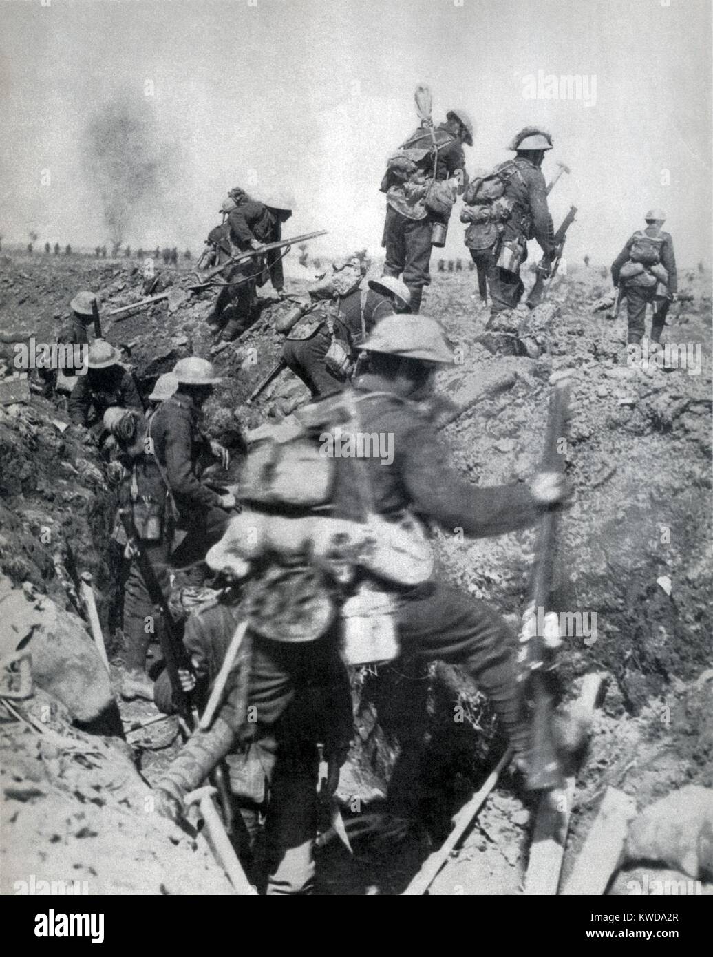 Weltkrieg 1. Schlacht von Arras (April 9-12, 1917). Die zweite Welle der Britische Infanterie überlässt ihre Schützengräben. Die Schlacht war so geplant, dass die deutschen Truppen vom Nivelle Offensive, 80 Meilen nach Süden zu ziehen. Nach anfänglichen Erfolgen, die Schlacht wurde zu einem Abnutzungskrieg, mit 158.000 britischen und 125.000 Deutsche Kausalitäten. 9. April - 16. Mai 1917. (BSLOC 2013 1 138) Stockfoto