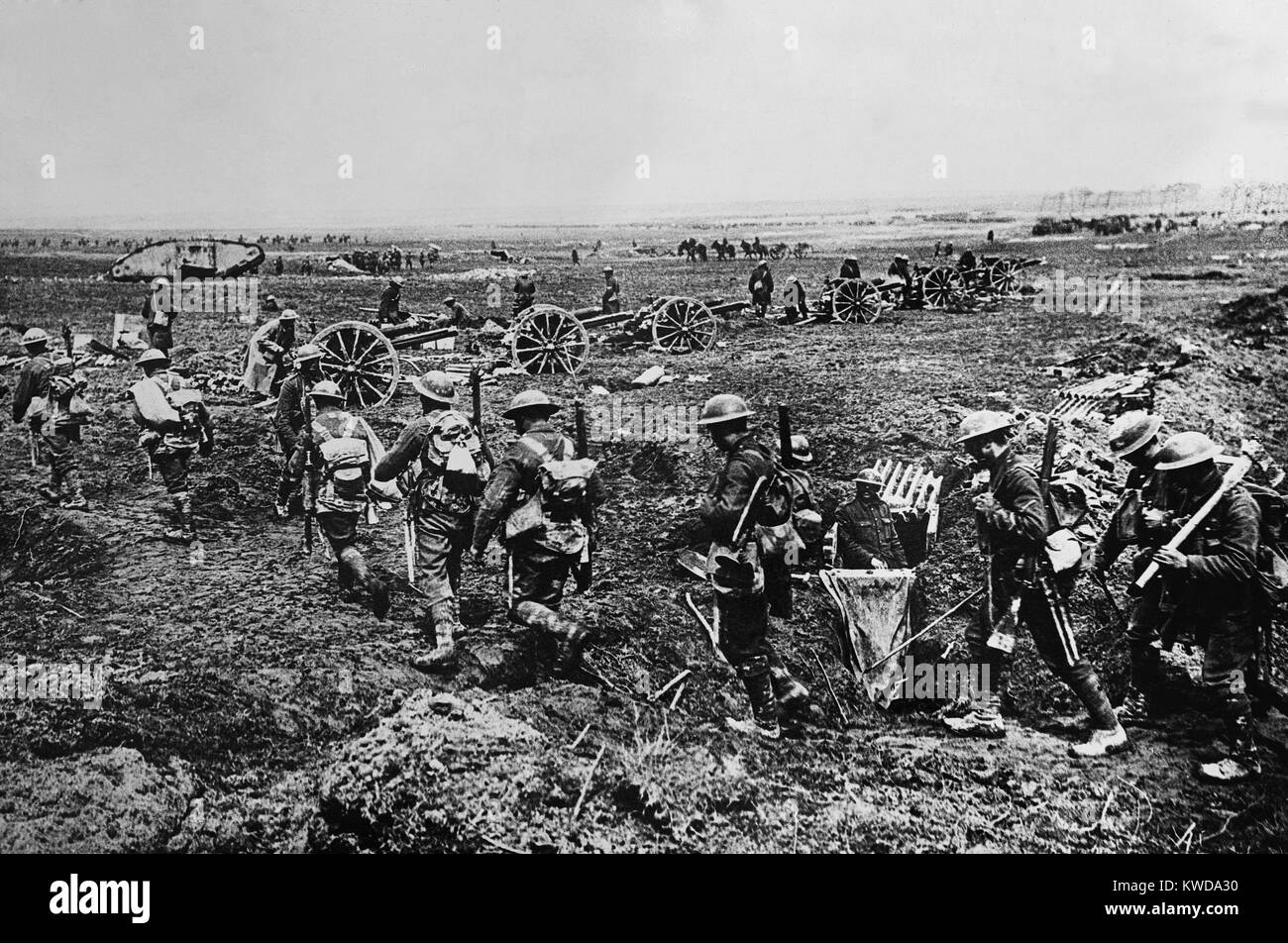 Weltkrieg 1. British Empire forces Gruppierung in der Nähe von Arras deutsche Verteidigung in Angriff zu nehmen. Die Infanterie, die Kommunikation Gräben, die artillerie und ein Tank kommen in Aktion, die Kavallerie in der Ferne Fortschritte in Richtung des sich zurückziehenden Deutschen. Ca. 9. April - 16. Mai 1917. (BSLOC 2013 1 140) Stockfoto
