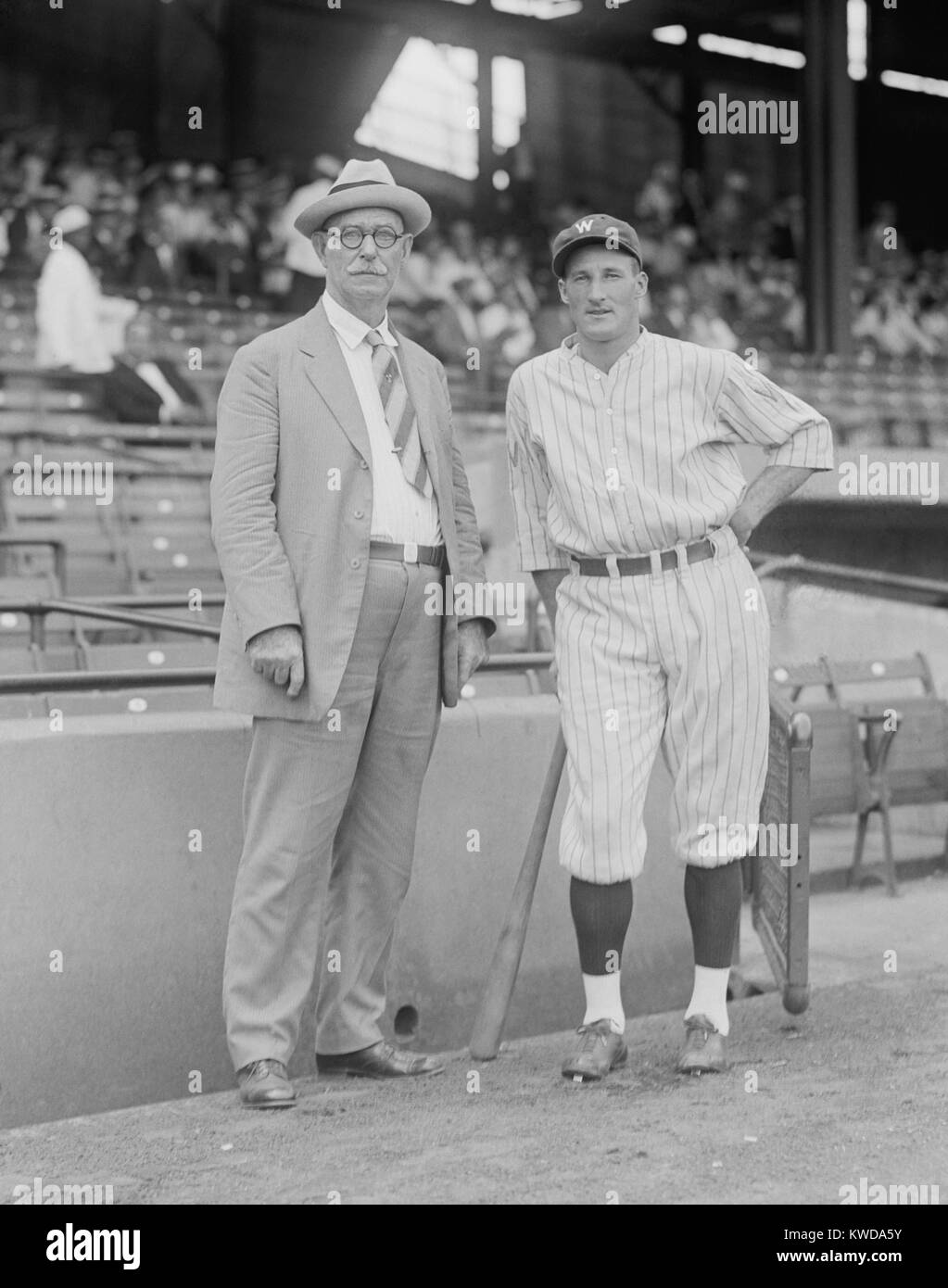 Roger Connor & Goose Goslin bei einem Major League Baseball Spiel in Washington, D.C., Sept. 8, 1925. Connor spielte in den grossen Ligen von 1880 bis 1897, und hielt die Karriere homerun Datensatz von 138 bis er von Babe Ruth gebrochen war. (BSLOC 2015 17 9) Stockfoto