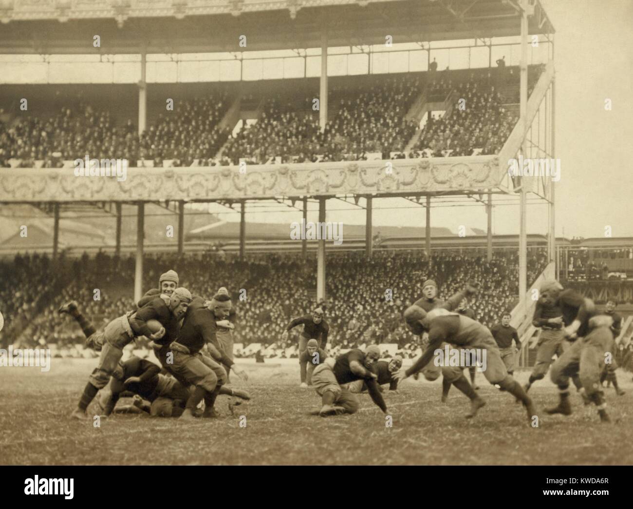 Army-Navy Spiel Fußballspiel an der Polo Grounds, Brooklyn, New York City, 1916. Traditionell ist das Spiel an einem neutralen Ort und groß genug, um eine sehr große Menge an Platz gespielt. Armee gewonnen, 15-7. (BSLOC 2016 7 7) Stockfoto