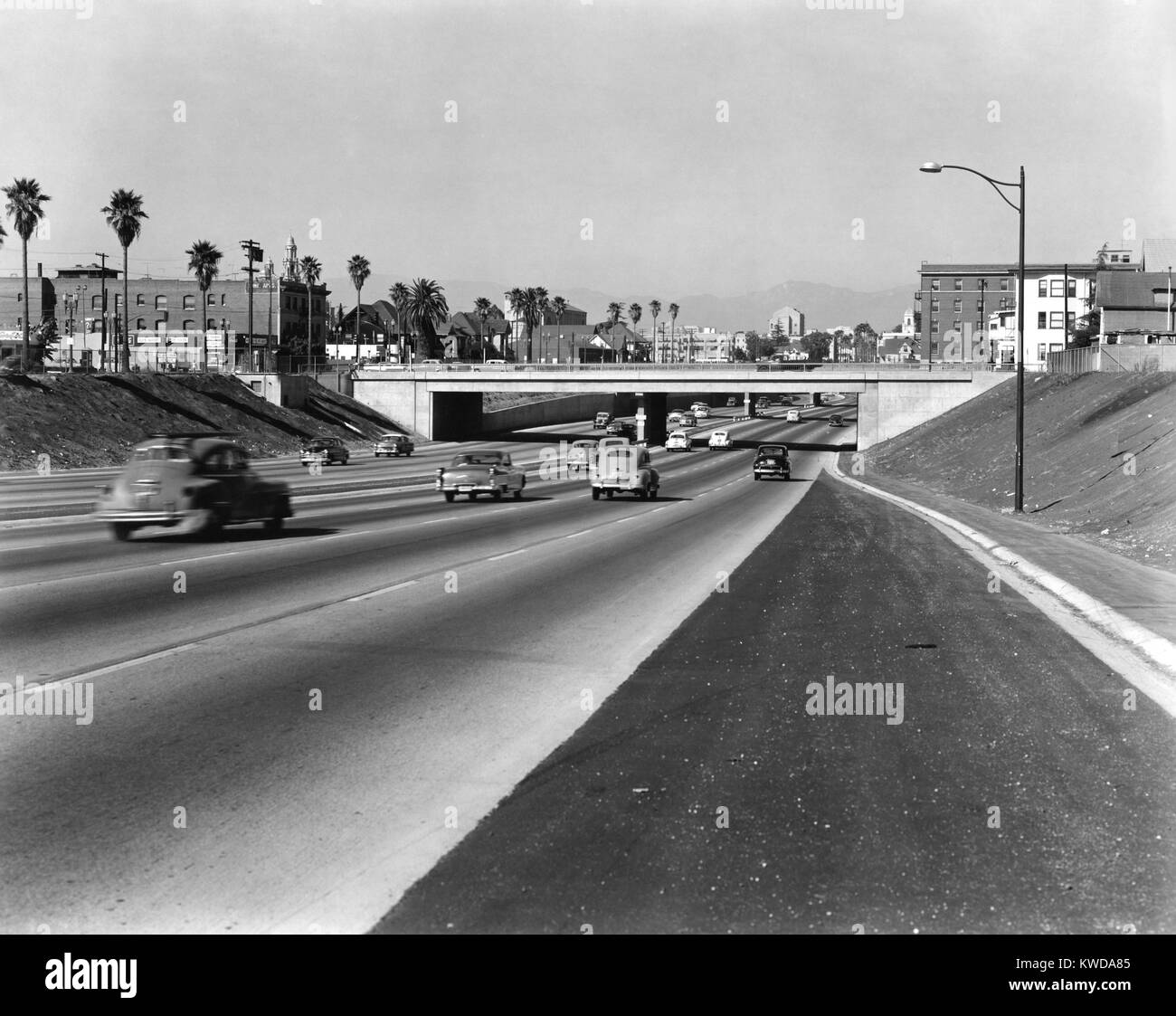 Staufreie 8 spurigen Autobahn in Südkalifornien, Sept. 1956. Los Angeles soll umfassenden Freeway Plan für Los Angeles 1947, mit San Diego bald folgenden. Der Bau begann in den frühen 1950er Jahren, die reichlich Platz für Motor v (BSLOC 2016 7 39) Stockfoto
