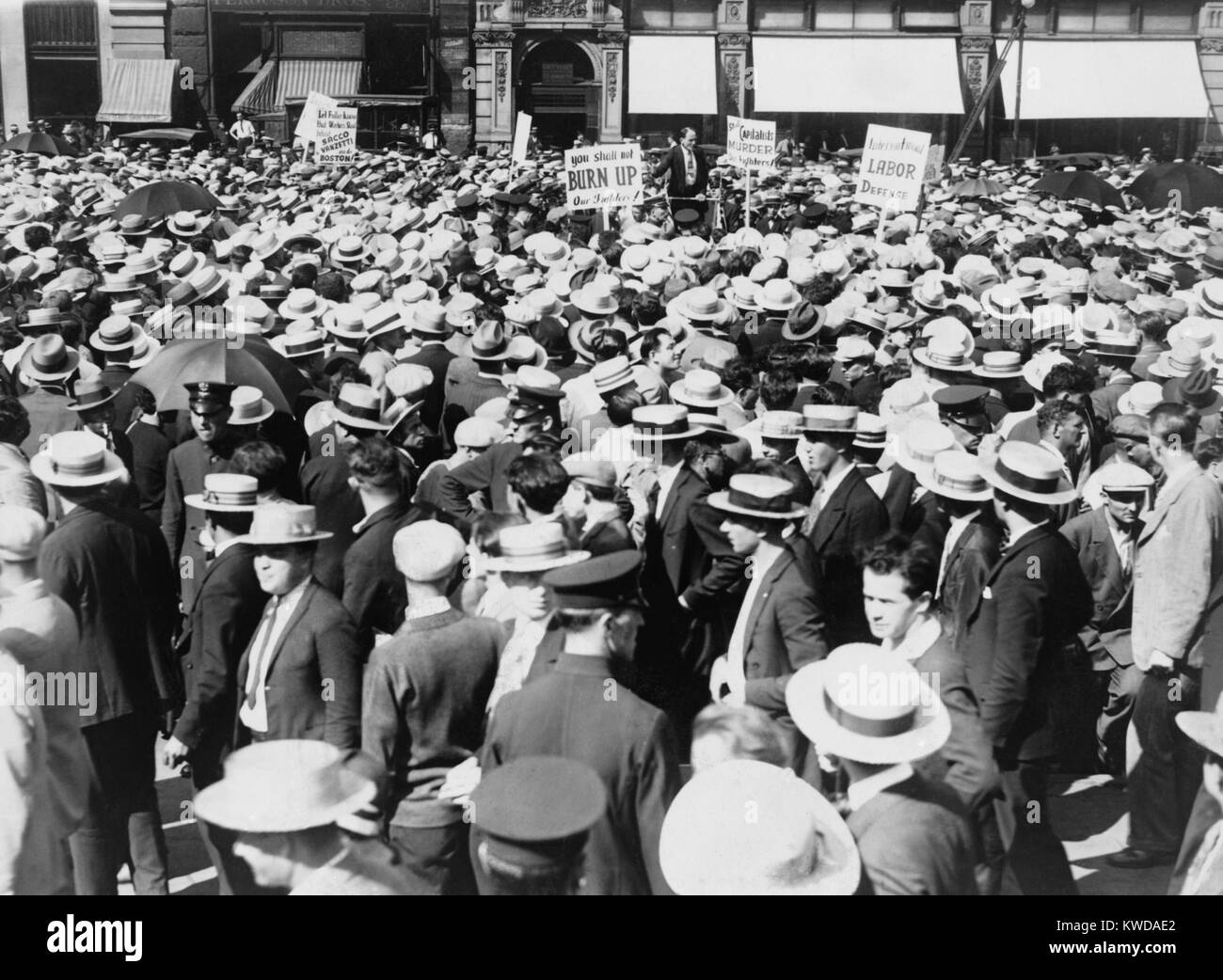 Sacco & Vanzetti Anhänger der Lautsprecher am Union Square, New York City, August 1927 angesprochen. Die Demonstranten tragen Schilder lesen,'S hall Kapitalisten Mord unsere Kämpfer!' und 'Laßt voller Wissen, dass Arbeitnehmer stehen hinter Sacco & Vanzetti. Auf nach Boston!" (BSLOC 2016 8 55) Stockfoto
