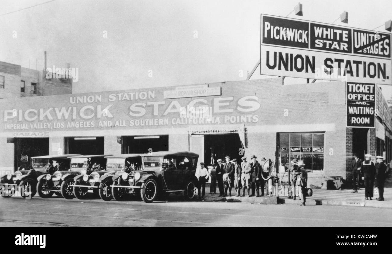 Passagiere warten für einen 'Pickwick Stage' am Charles Wren's Union Station in Los Angeles, 1920. Pickwick Stadien, begann mit Tourenwagen im Jahr 1911, die 1920 in Bus wie Fahrzeuge, die von El Centro, San Francisco gestreckt hatte. Wren's Union Station war das Los Angeles Terminal für Pickwick, White Star, und Vereinigten Bühnen Linien (BSLOC 2016 10 116) Stockfoto