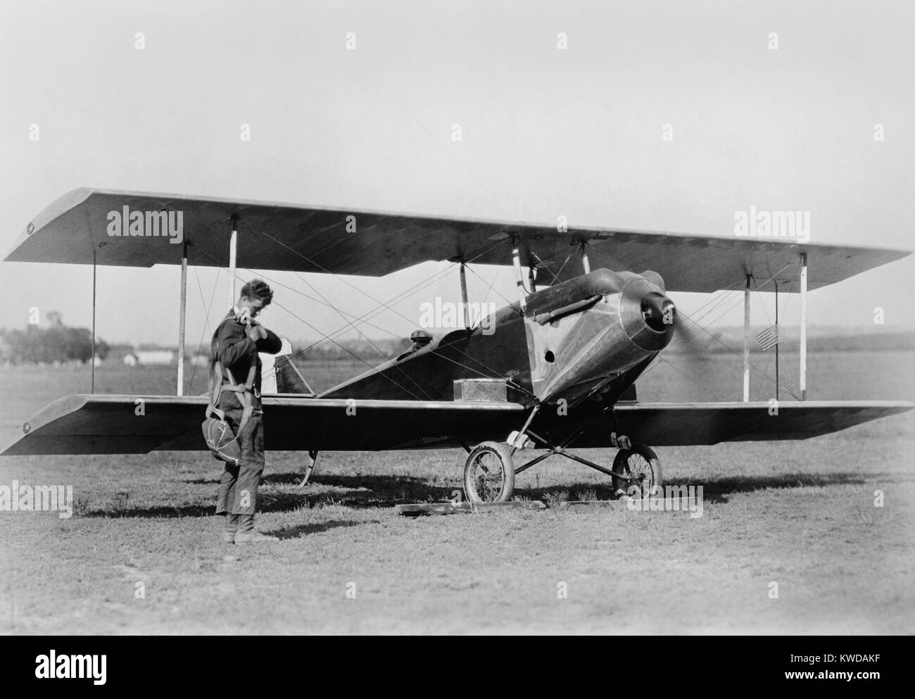 Charles Lindbergh, Fallschirm Einstellung vor der Prüfung einer experimentellen Ebene, C. 1925. Lindbergh war ein Air Mail Pilot, der den Orteig-preis Für für den ersten nicht gewonnen - Stop Flug zwischen New York und Paris 1927 (BSLOC 2016 10 148) Stockfoto