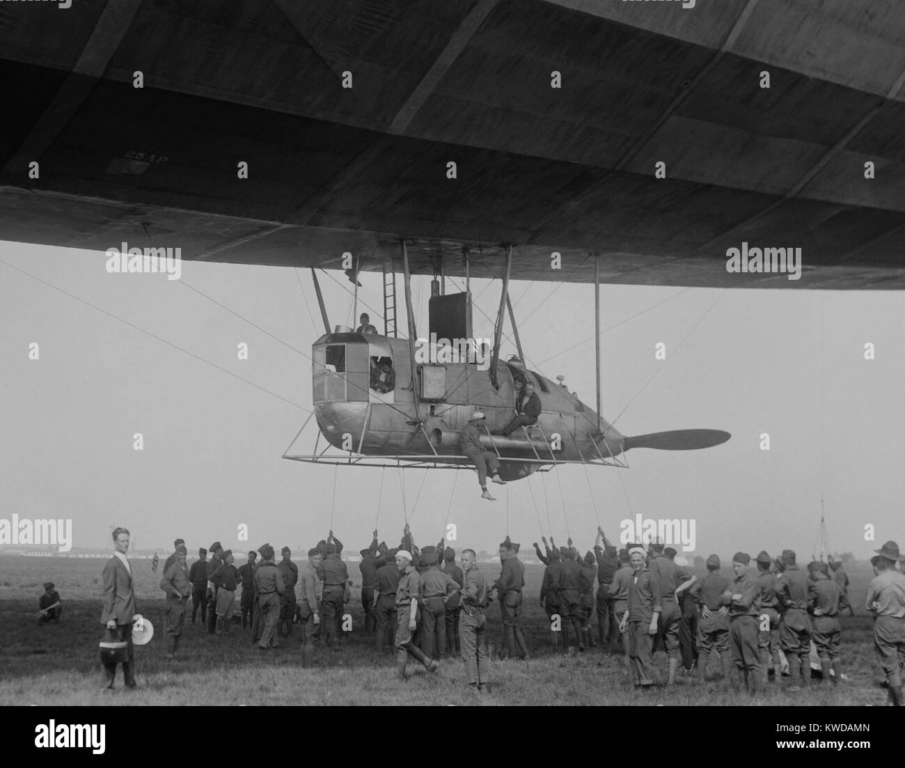 R-34 Pilot House Landung in Mineola, Long Island, 6. Juli 1919. Die britische lenkbar war das erste Luftschiff den Atlantik gegen die vorherrschenden Winde zu machen, in einer Flugzeit von 108 Stunden (BSLOC 2016 10 172) Stockfoto