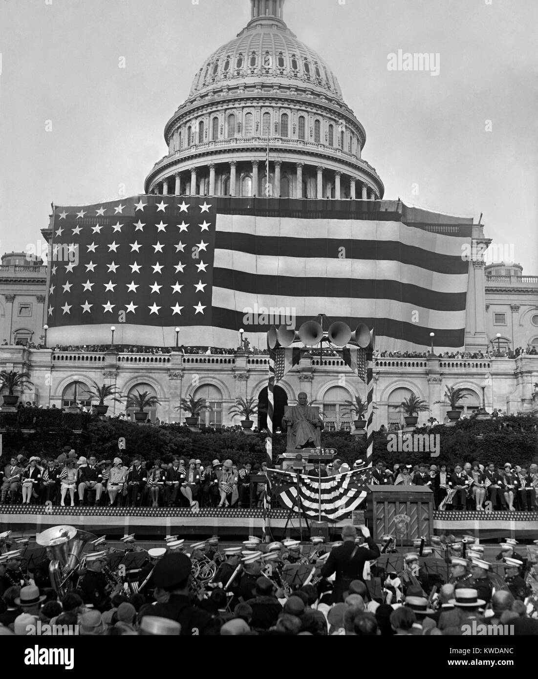 Amerikanische Flagge Vereinigung Vorhänge das Capitol mit einem massiven Anzeige der Sterne und Streifen. Juni 10, 1929 (BSLOC 2016 10 186) Stockfoto