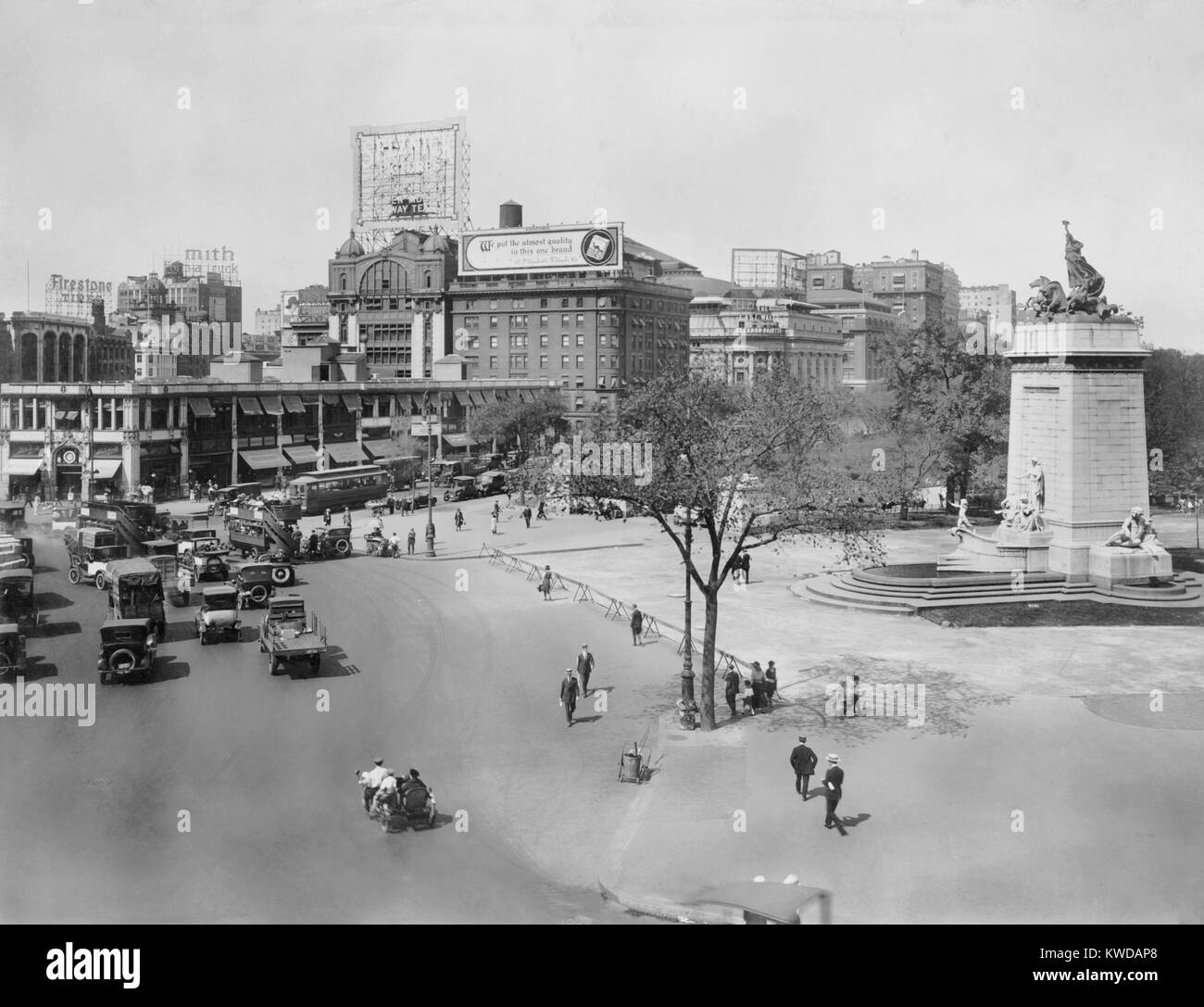 New York City's Columbus Circle an der Kreuzung von Broadway, 8th Avenue und 59th Street. 1921 Trollies, Doppeldecker, Pkw, Lkw, Pferde und Schubkarre Anbieter shard die Straße an der SW-Ecke des Central Park (BSLOC 2016 10 202) Stockfoto