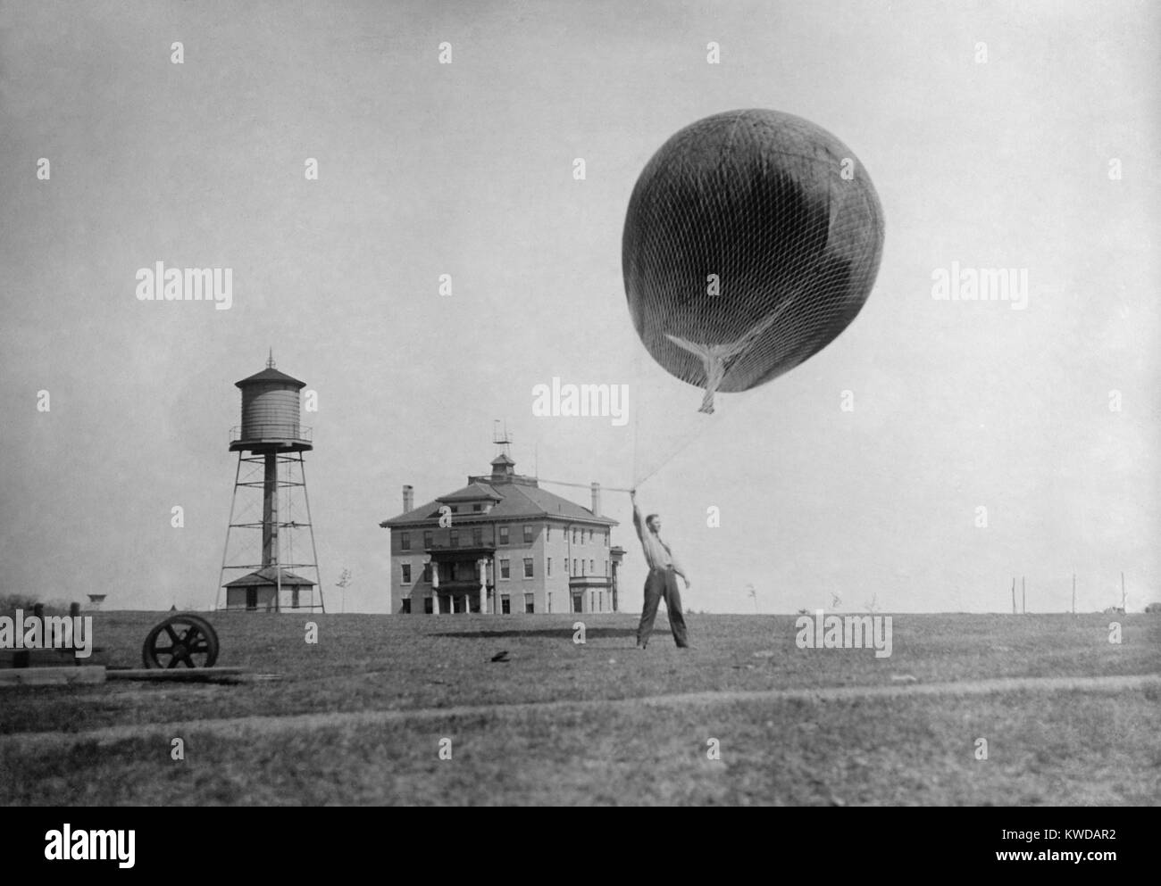 Mann über ein Wetterdienst Ballon zu lösen, C. 1910-1920. Es wird frei fliegen und von Boden Windgeschwindigkeiten zu messen verfolgt werden, C. 1910-1920 (BSLOC 2016 10 27) Stockfoto